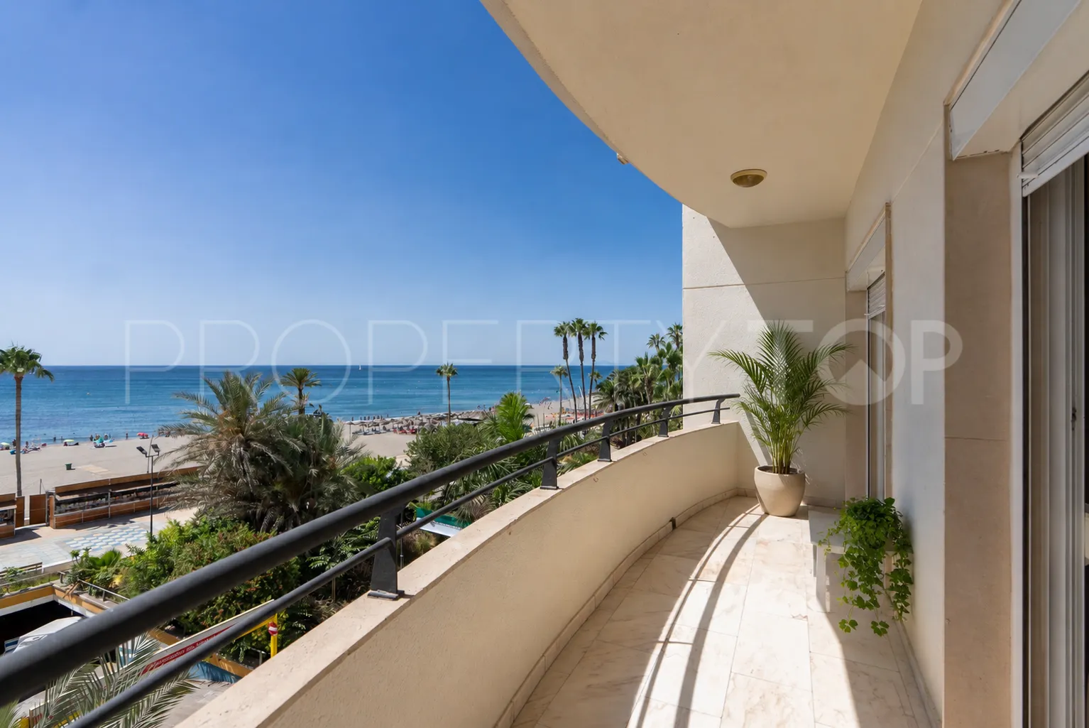 Apartamento con 3 dormitorios a la venta en Estepona Casco Antiguo