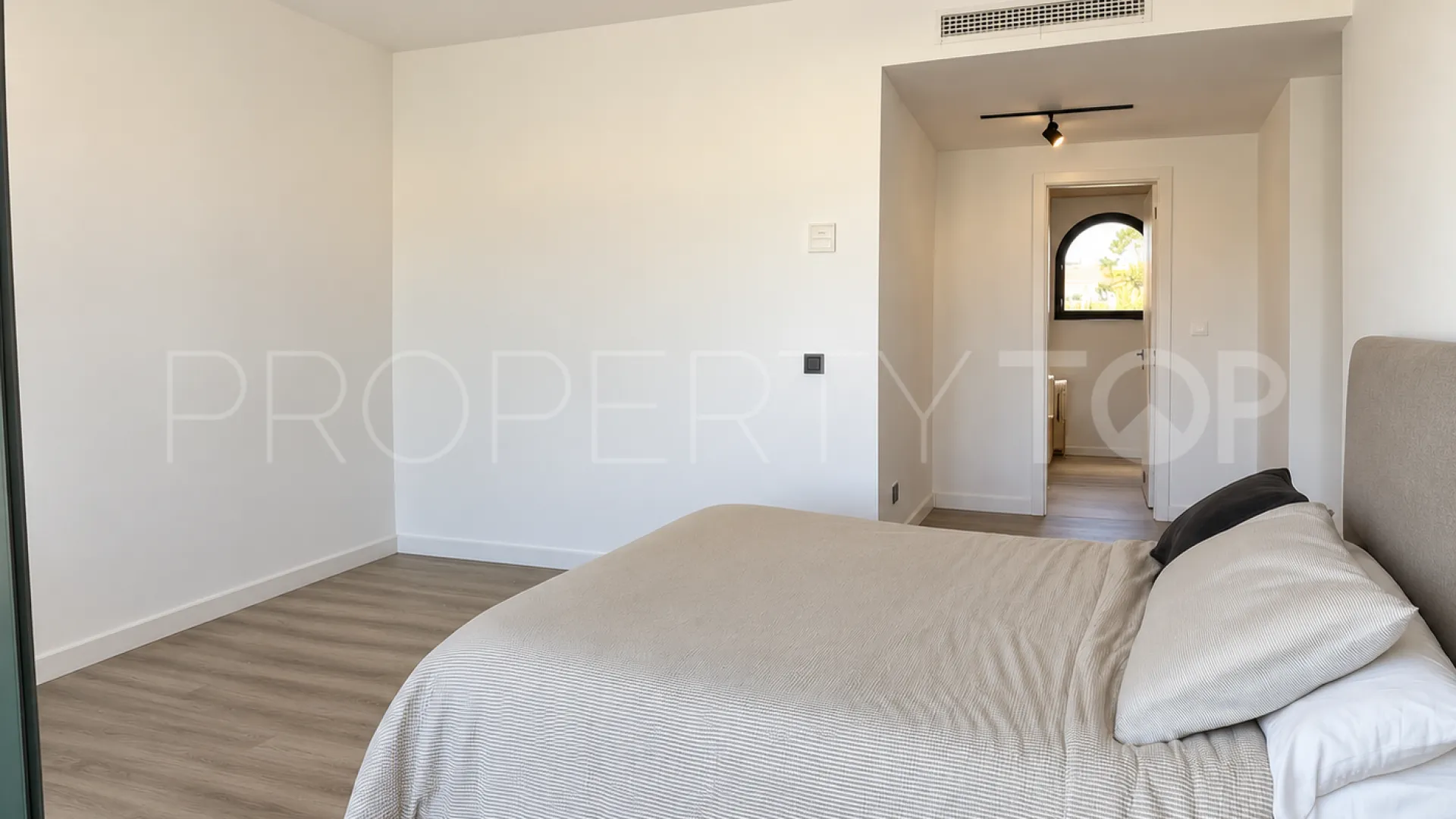 Duplex penthouse for sale in Selwo with 3 bedrooms