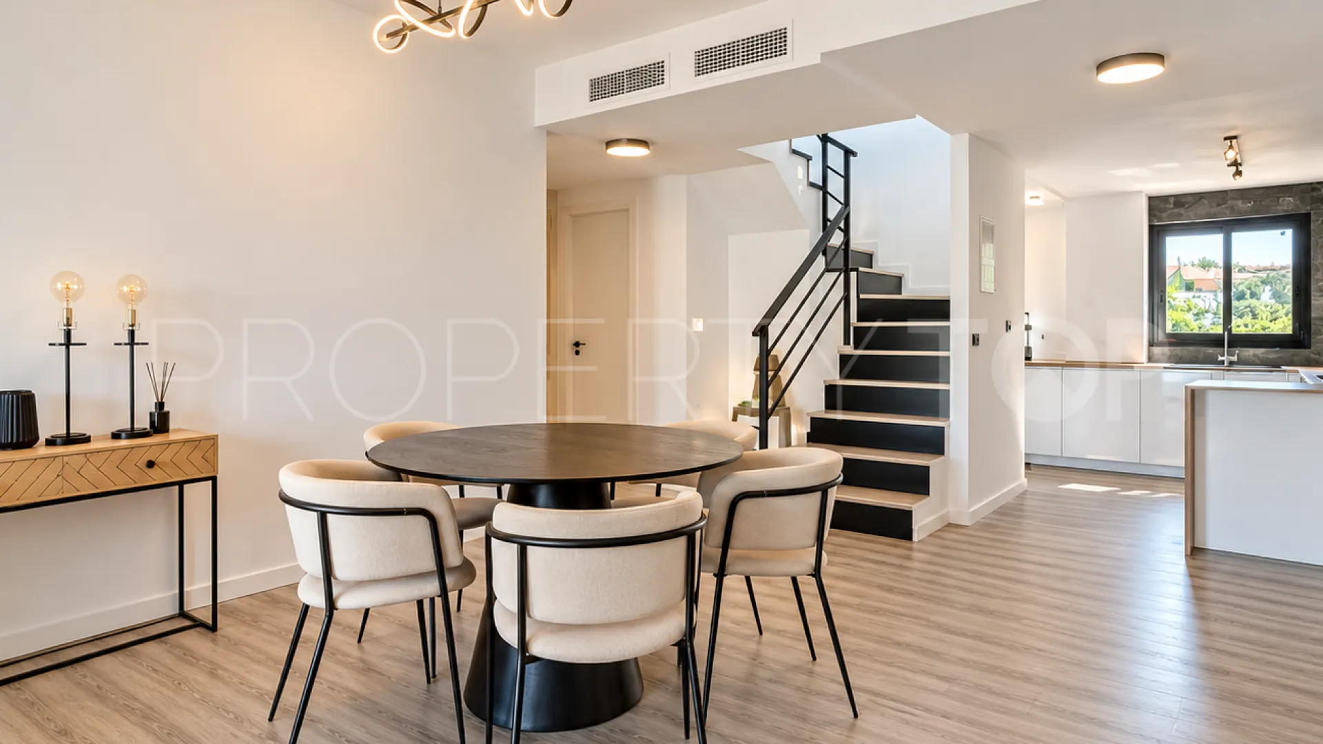 Duplex penthouse for sale in Selwo with 3 bedrooms