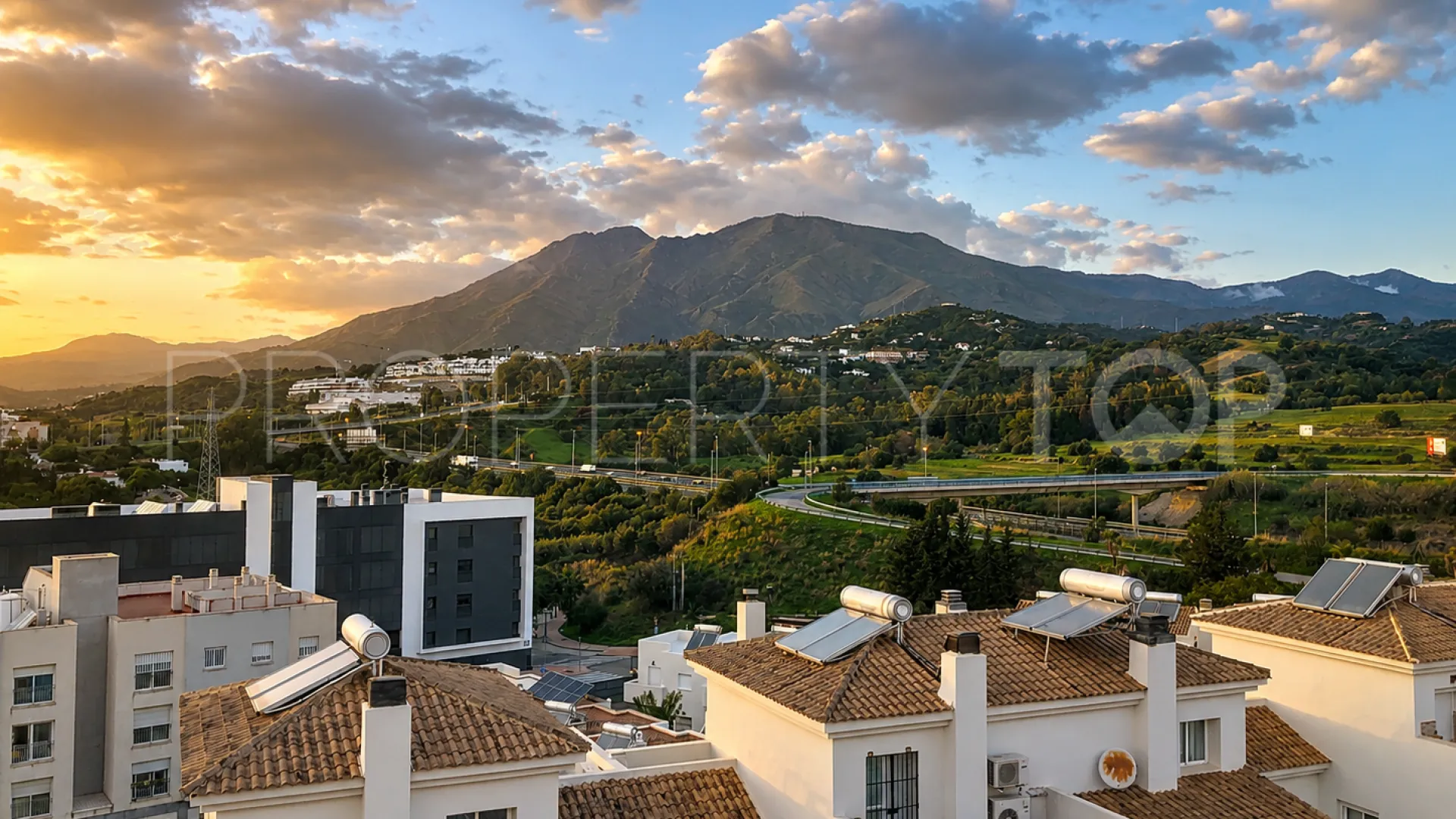 For sale duplex penthouse with 2 bedrooms in Avda de Andalucia - Sierra de Estepona