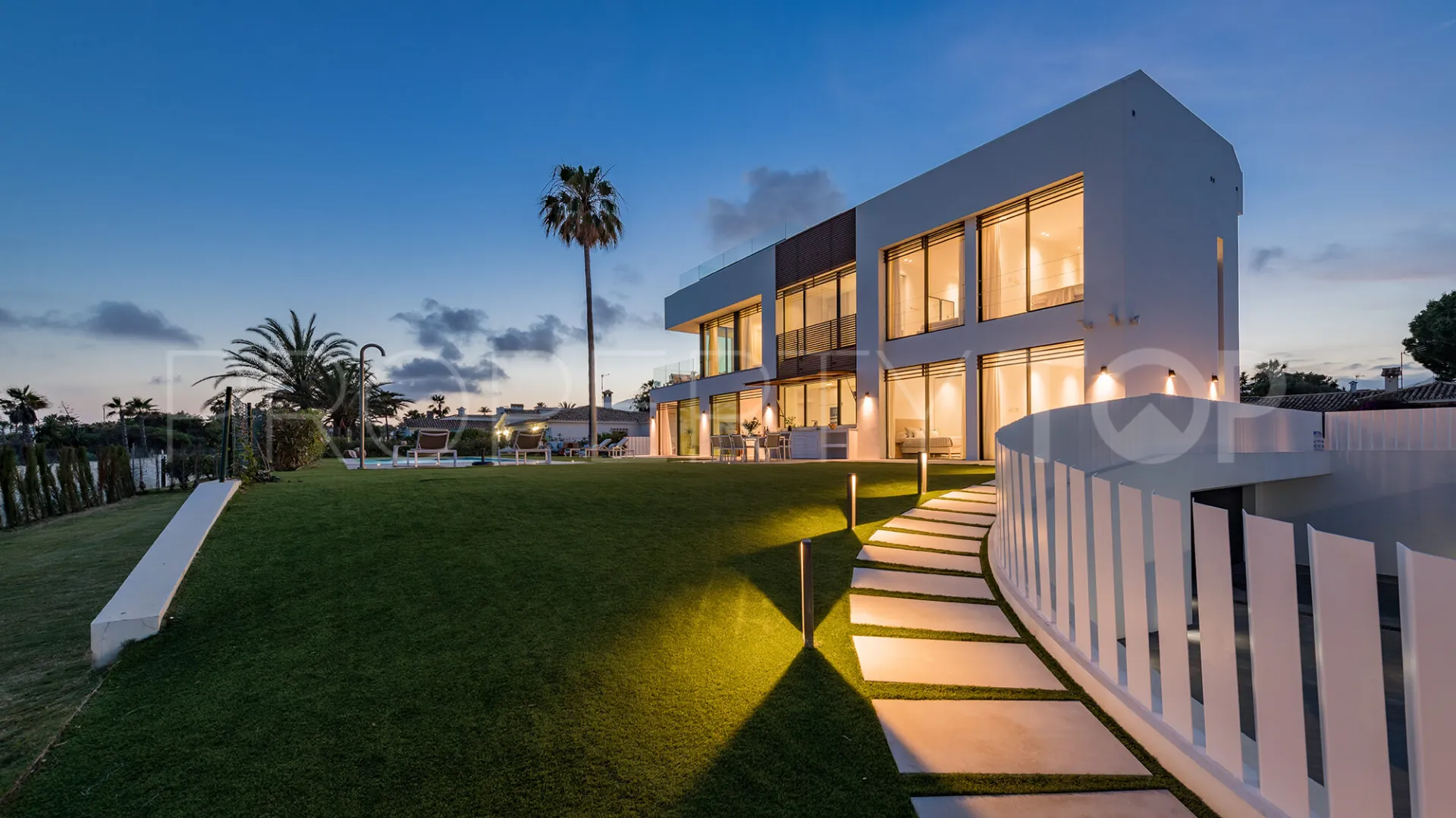 Villa en venta con 5 dormitorios en Beach Side New Golden Mile