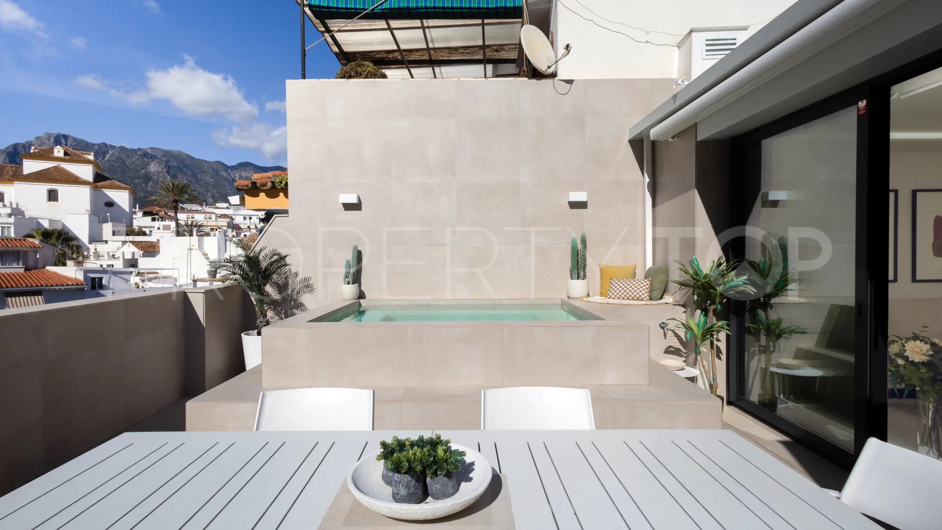 Atico duplex con 4 dormitorios a la venta en Marbella Centro