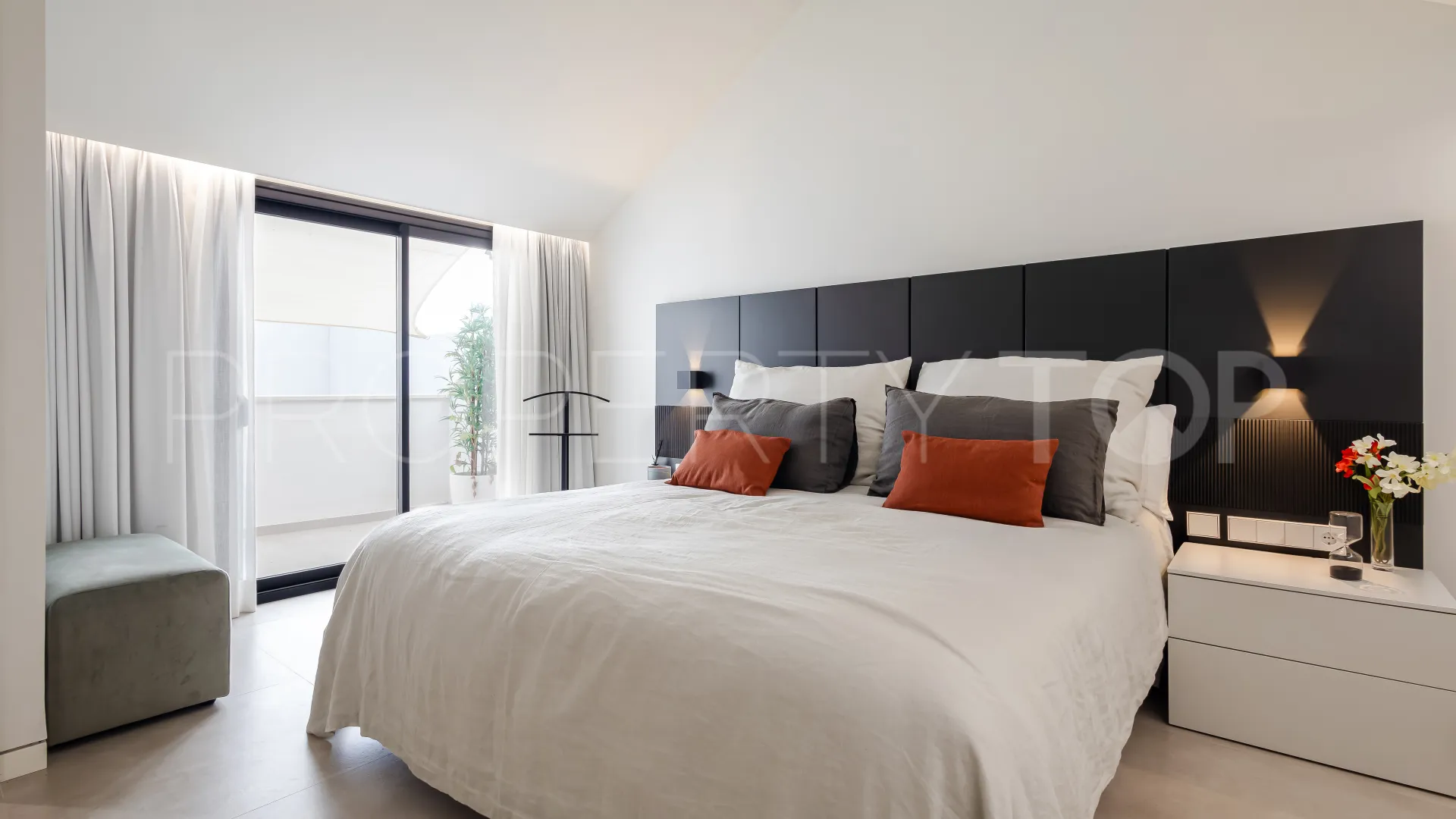 Atico duplex con 4 dormitorios a la venta en Marbella Centro