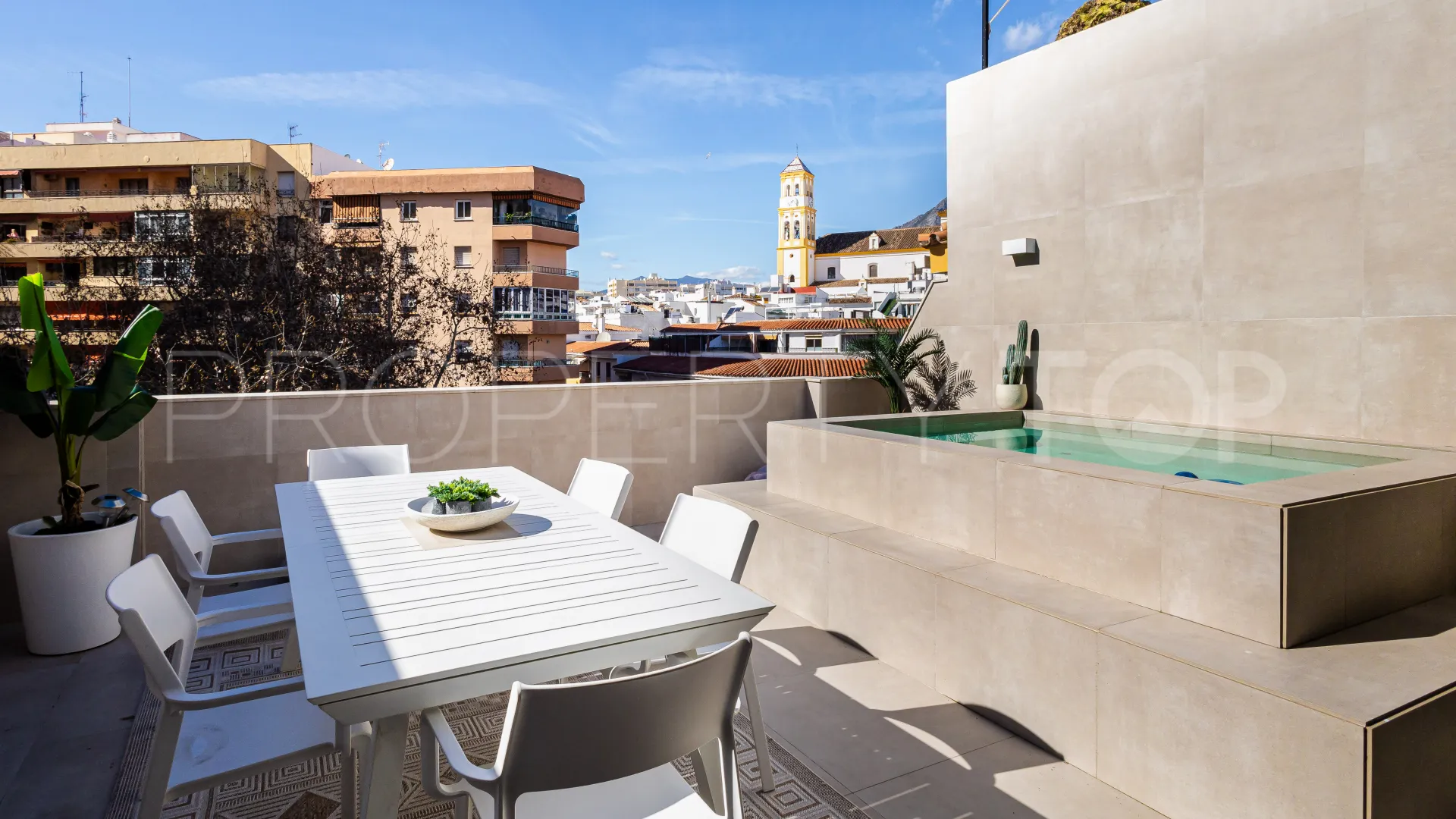 Atico duplex con 4 dormitorios a la venta en Marbella Centro