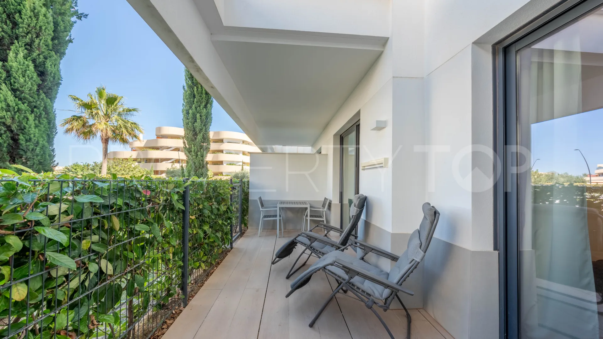 For sale El Higueron 2 bedrooms ground floor apartment