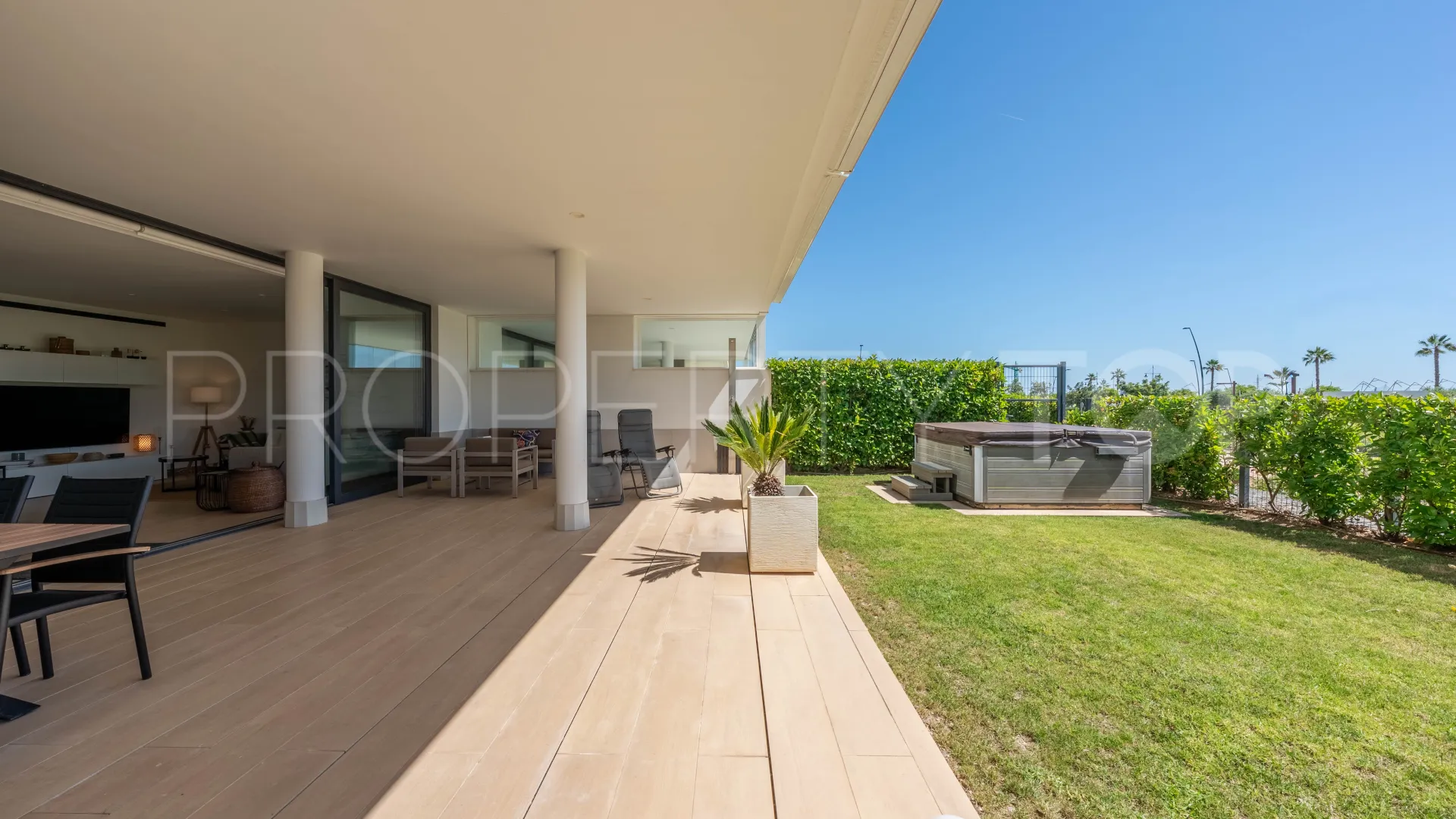 For sale El Higueron 2 bedrooms ground floor apartment