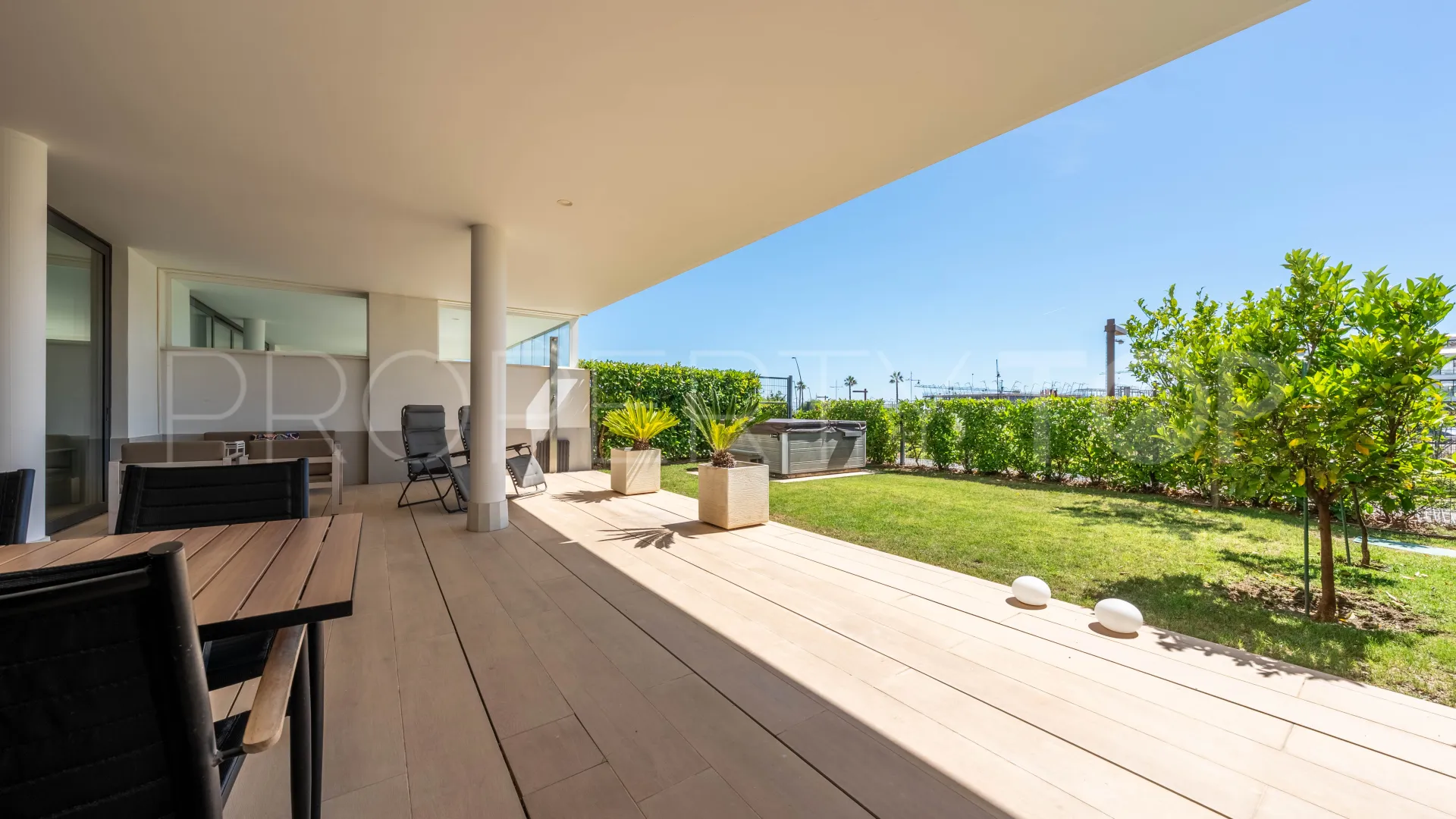 For sale El Higueron 2 bedrooms ground floor apartment