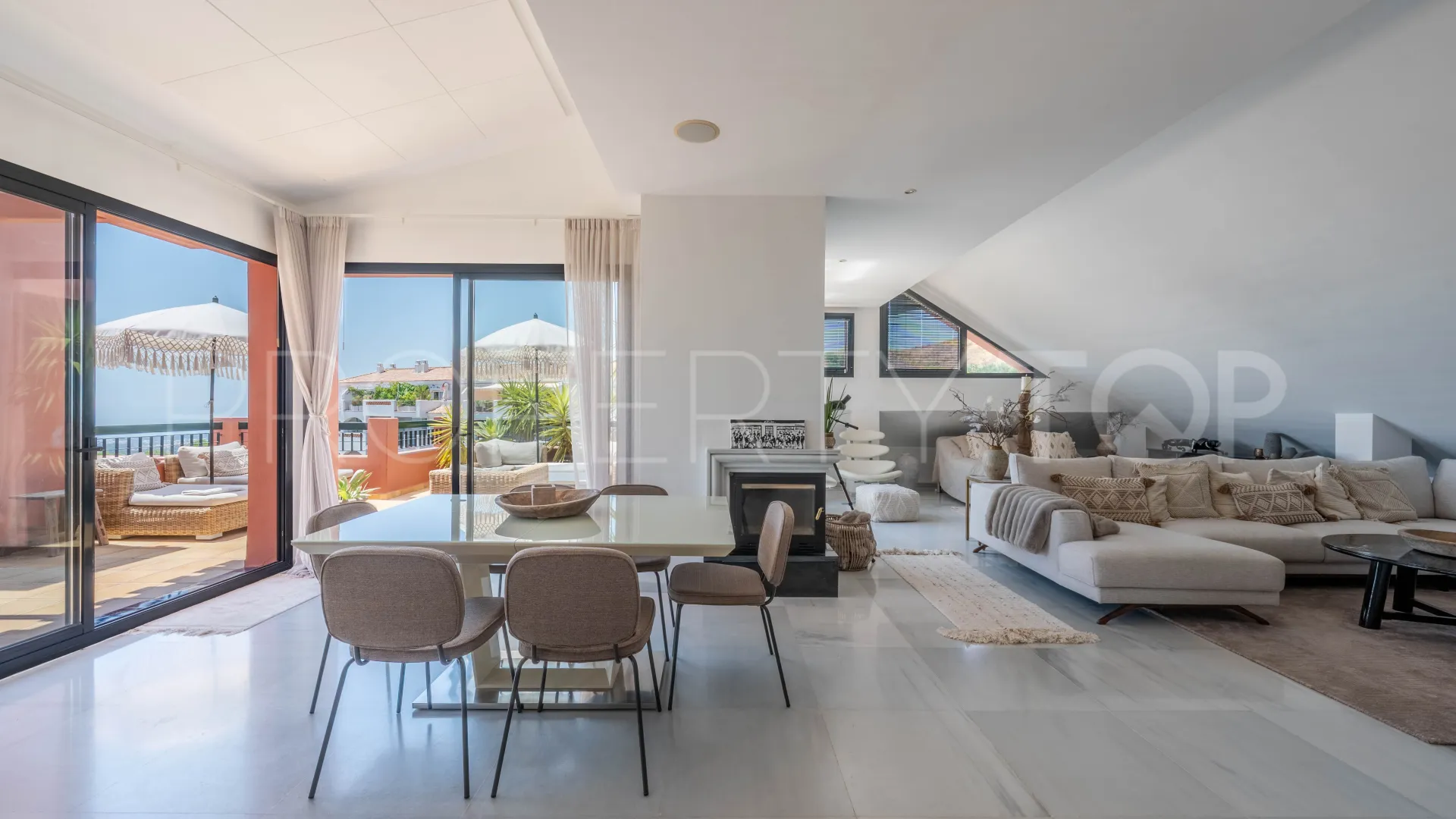 Duplex penthouse for sale in Calahonda with 4 bedrooms