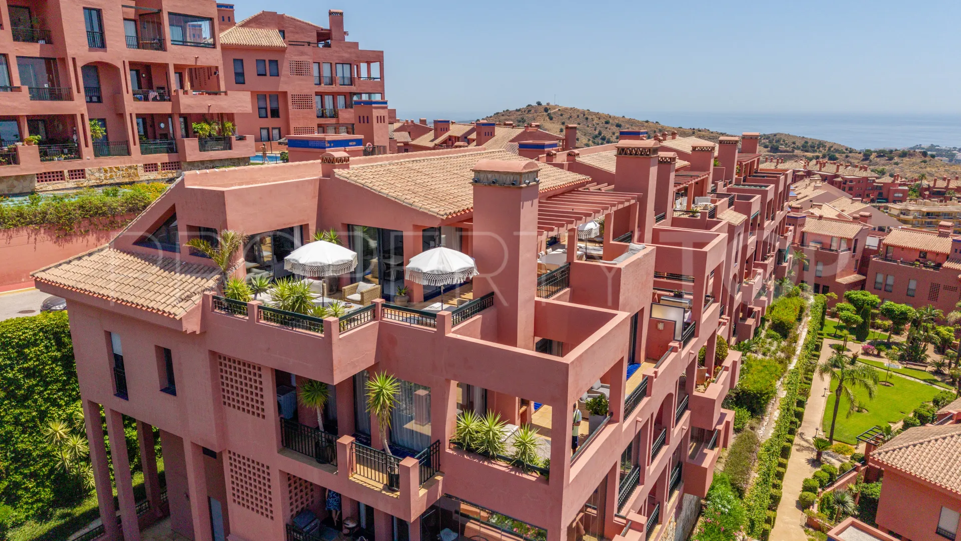 Duplex penthouse for sale in Calahonda with 4 bedrooms