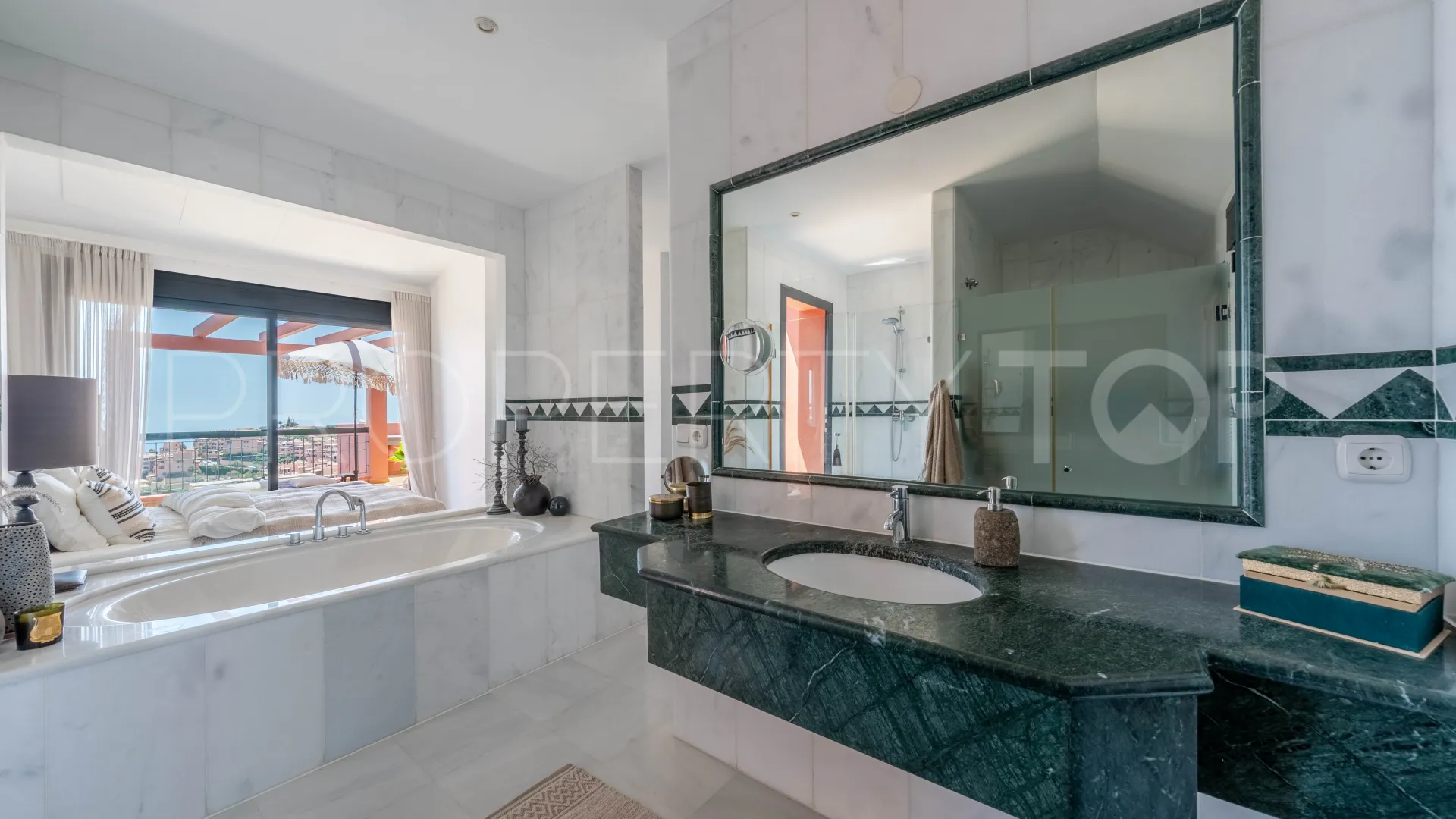 Duplex penthouse for sale in Calahonda with 4 bedrooms