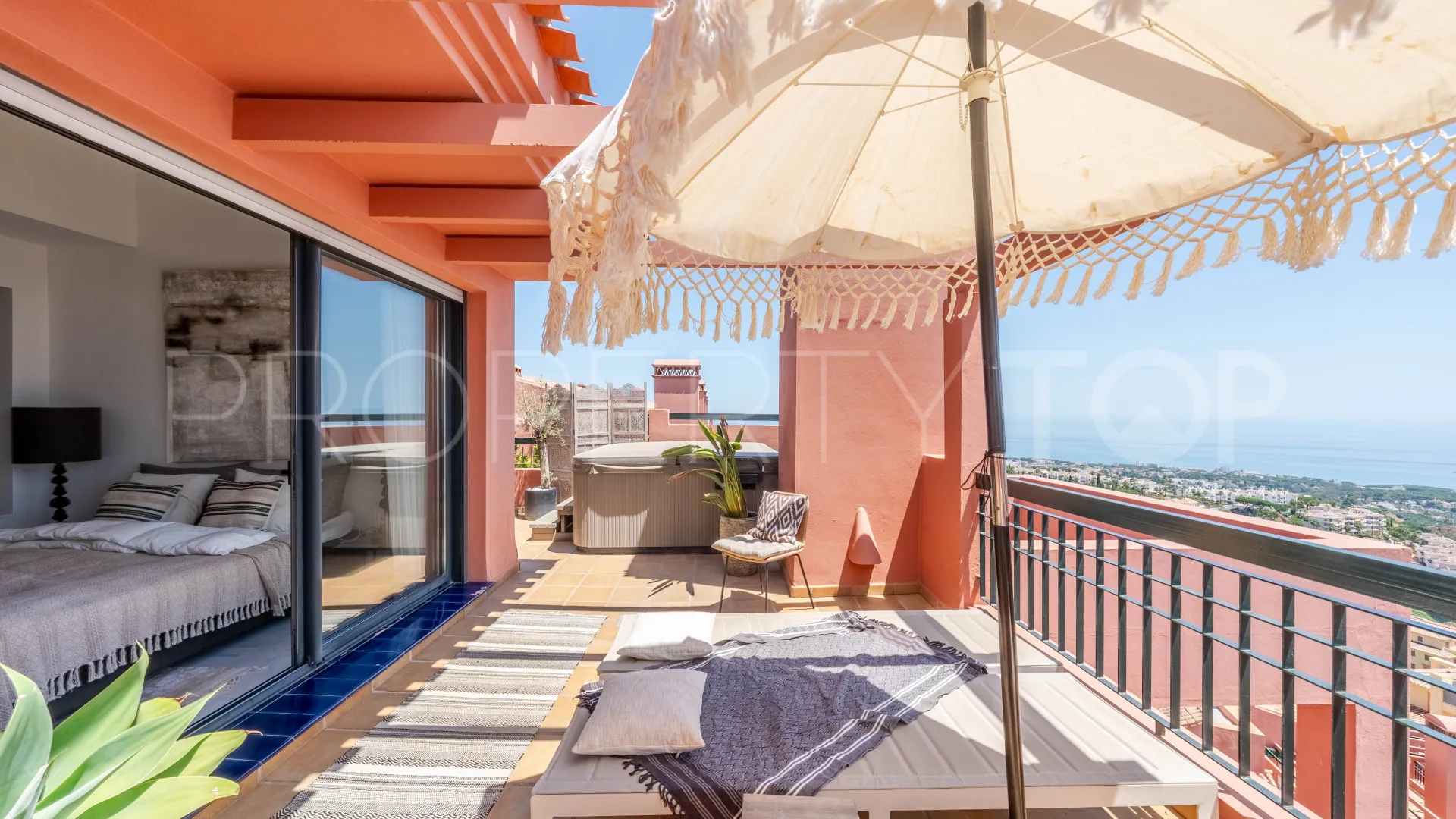 Duplex penthouse for sale in Calahonda with 4 bedrooms