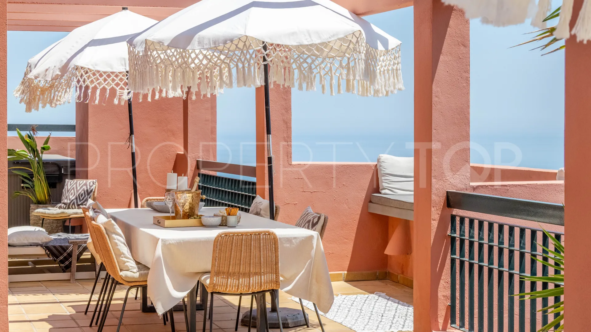 Duplex penthouse for sale in Calahonda with 4 bedrooms