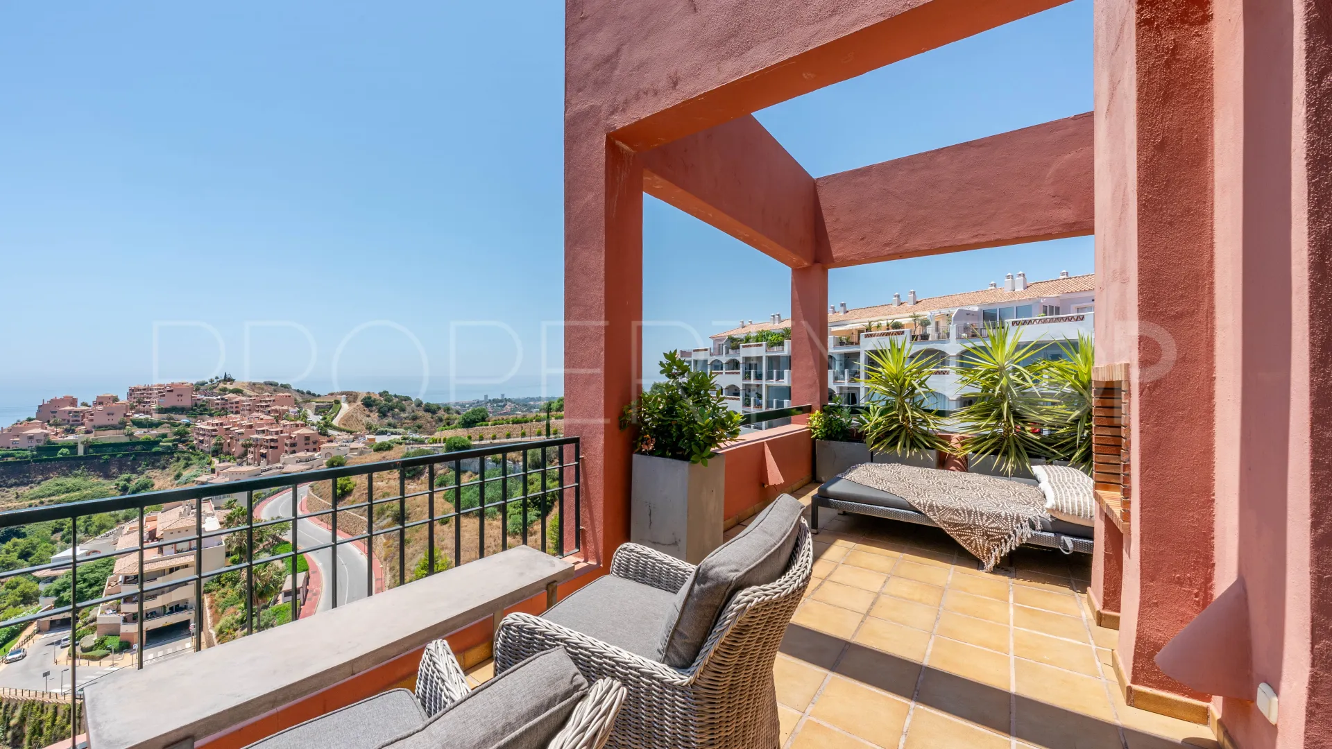 Duplex penthouse for sale in Calahonda with 4 bedrooms