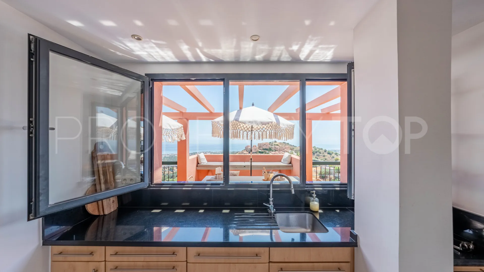 Duplex penthouse for sale in Calahonda with 4 bedrooms