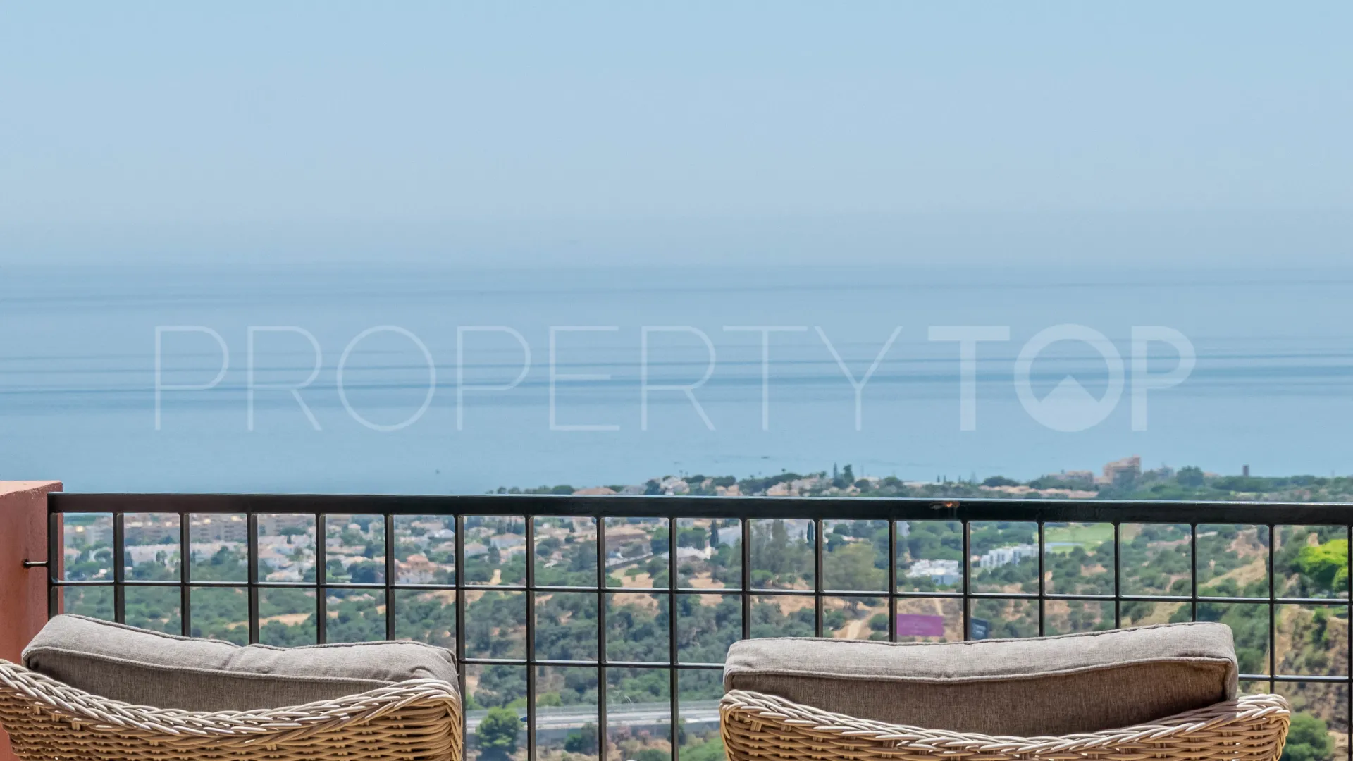 Duplex penthouse for sale in Calahonda with 4 bedrooms