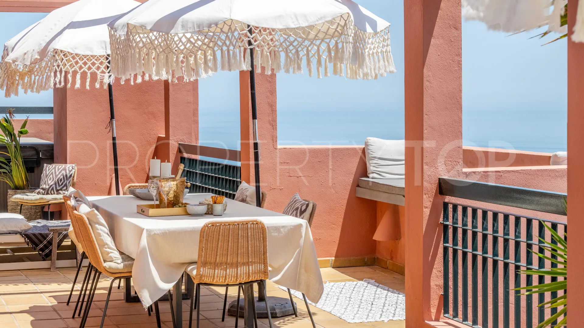 Duplex penthouse for sale in Calahonda with 4 bedrooms