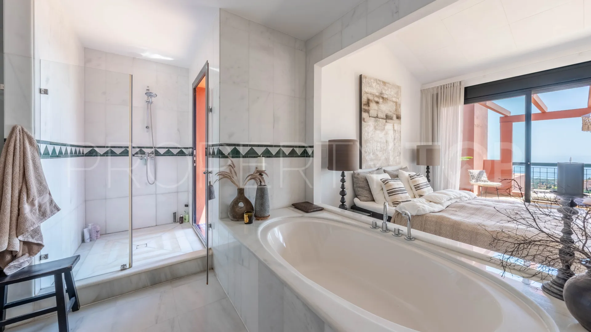 Duplex penthouse for sale in Calahonda with 4 bedrooms