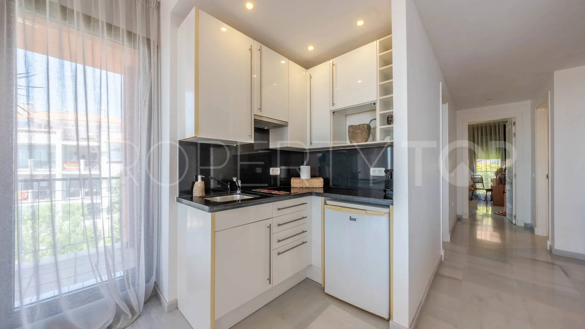 Duplex penthouse for sale in Calahonda with 4 bedrooms