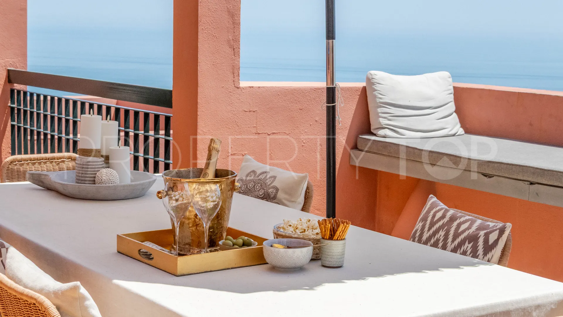 Duplex penthouse for sale in Calahonda with 4 bedrooms