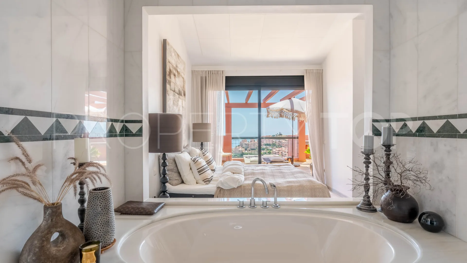 Duplex penthouse for sale in Calahonda with 4 bedrooms