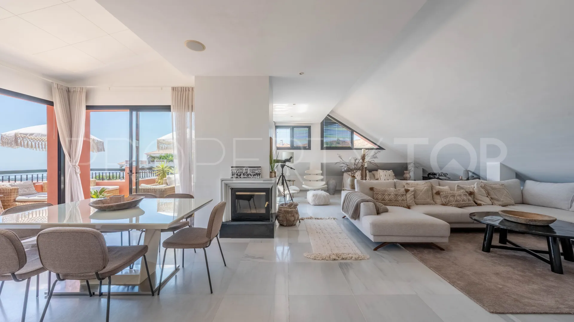 Duplex penthouse for sale in Calahonda with 4 bedrooms