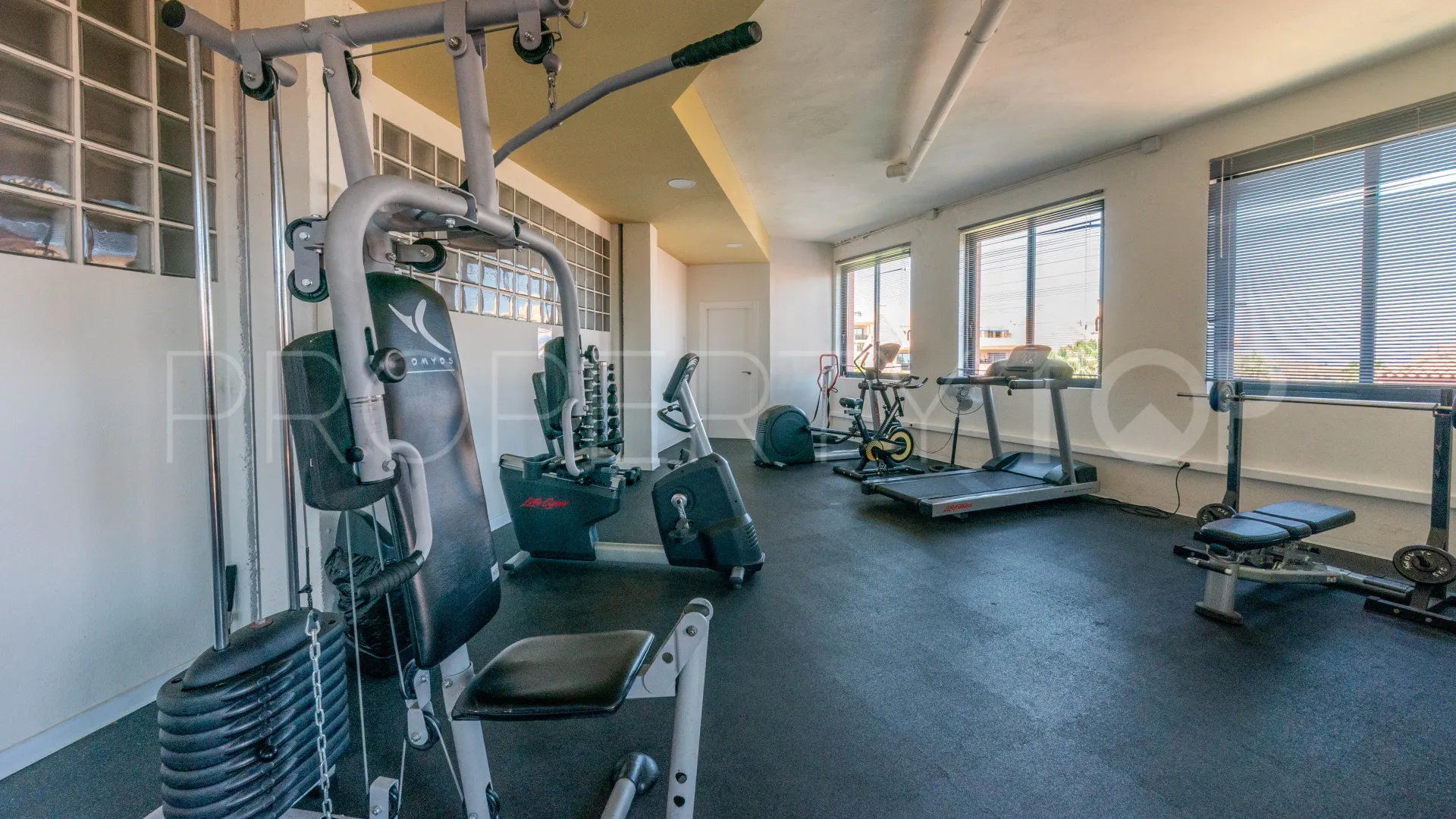 Duplex penthouse for sale in Calahonda with 4 bedrooms