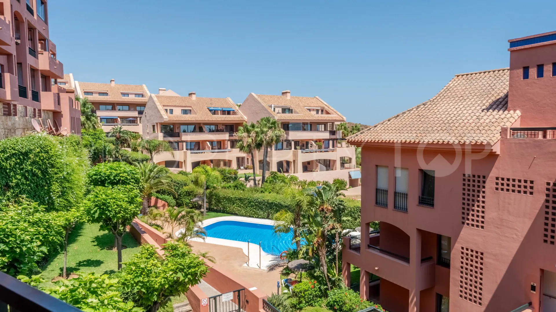 Duplex penthouse for sale in Calahonda with 4 bedrooms