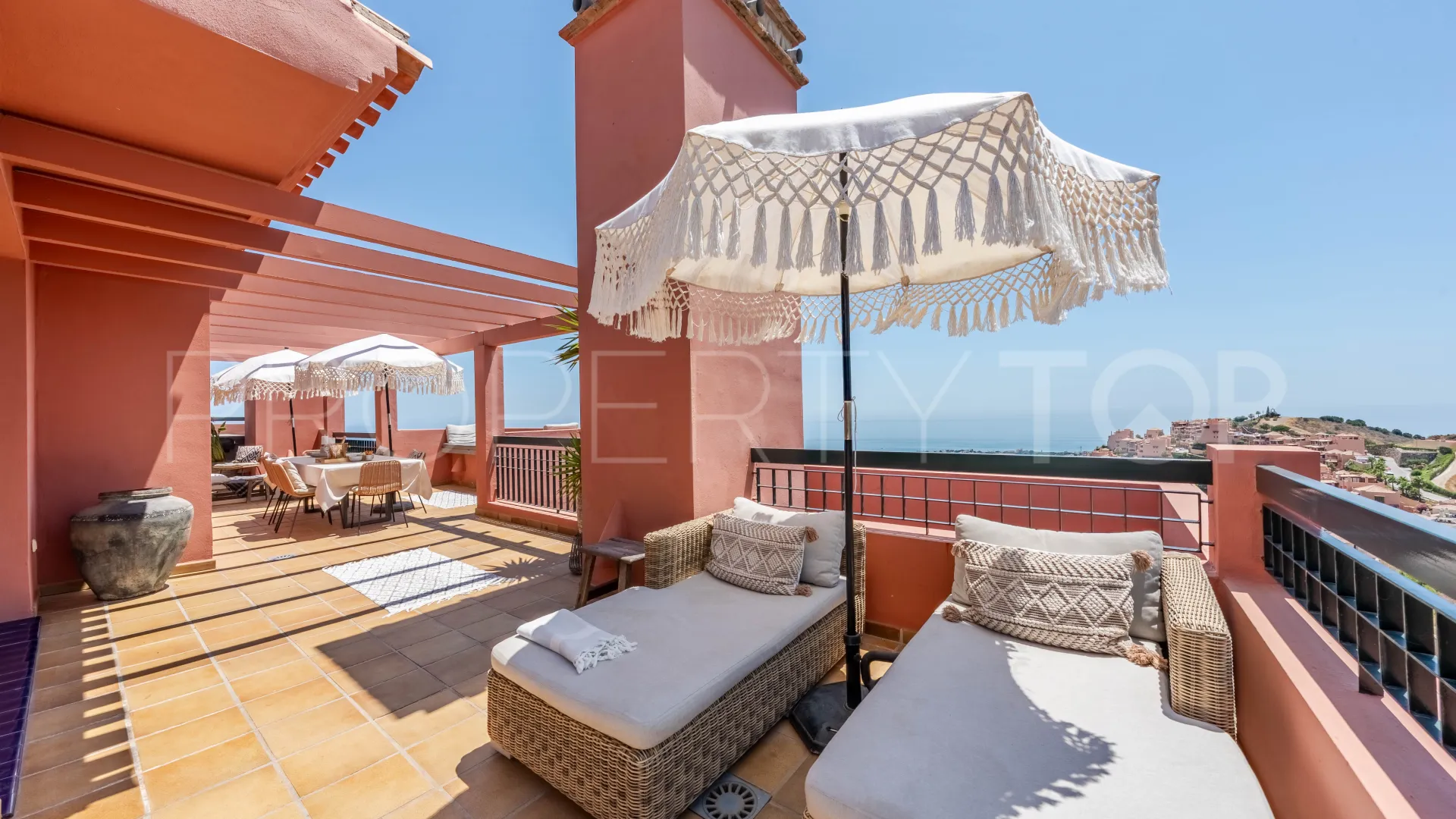 Duplex penthouse for sale in Calahonda with 4 bedrooms