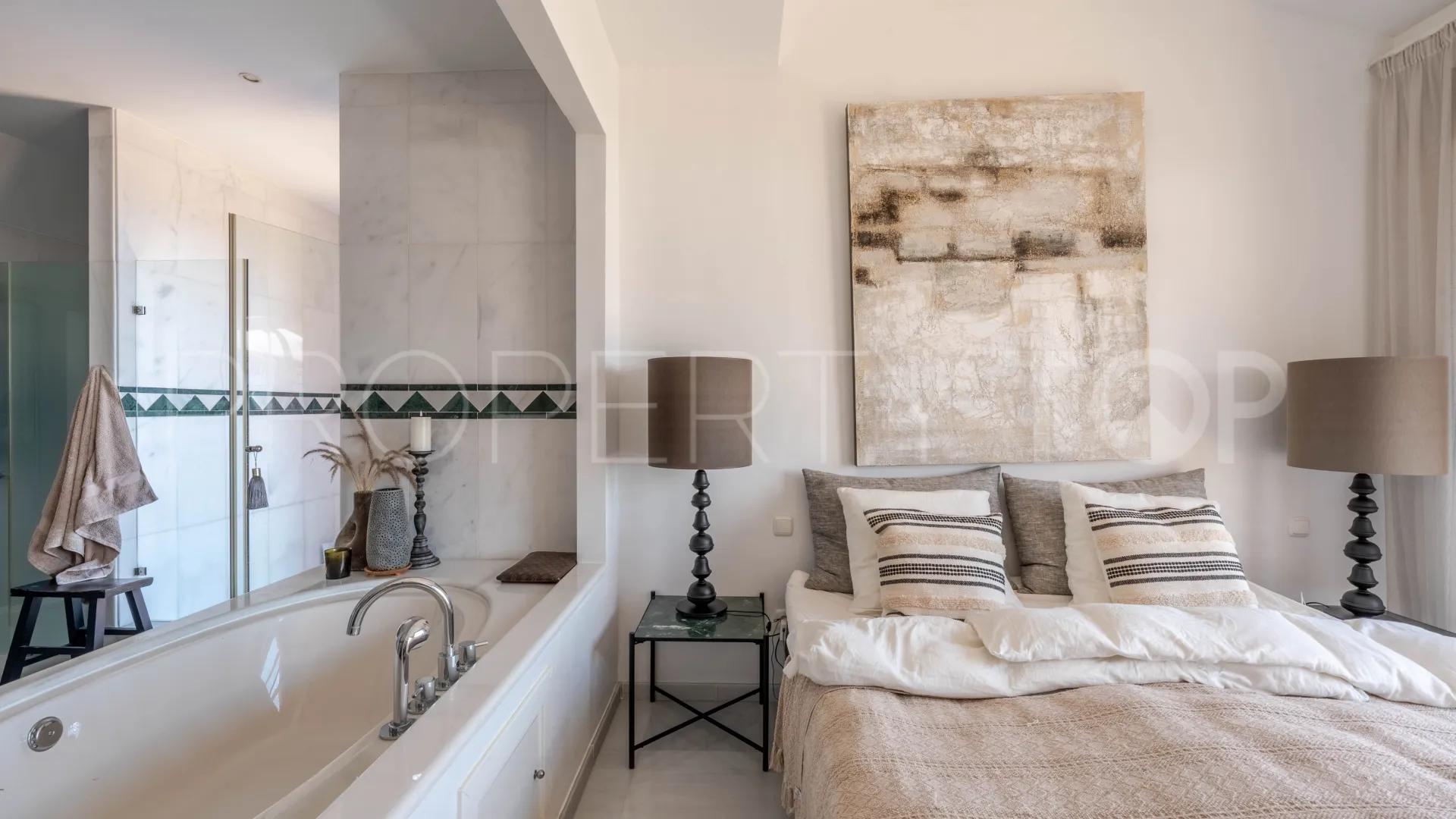 Duplex penthouse for sale in Calahonda with 4 bedrooms