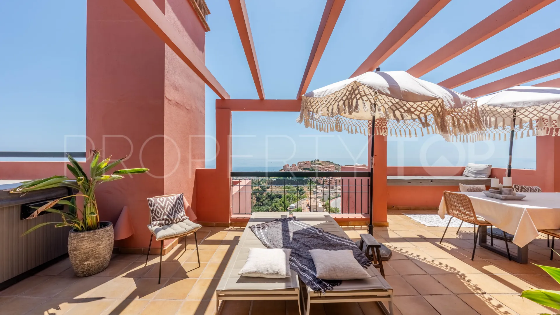 Duplex penthouse for sale in Calahonda with 4 bedrooms