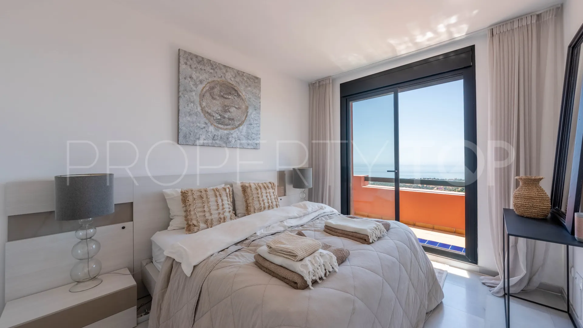 Duplex penthouse for sale in Calahonda with 4 bedrooms