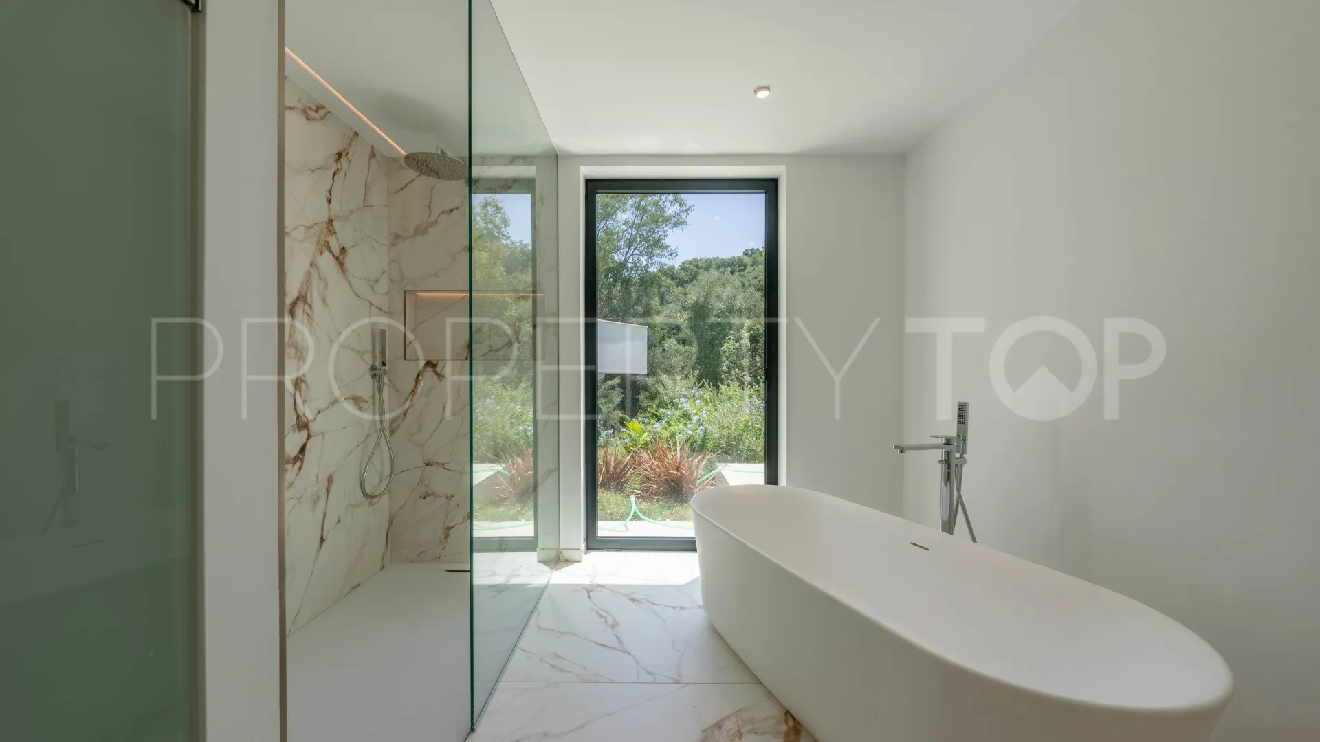 Zona F 5 bedrooms villa for sale