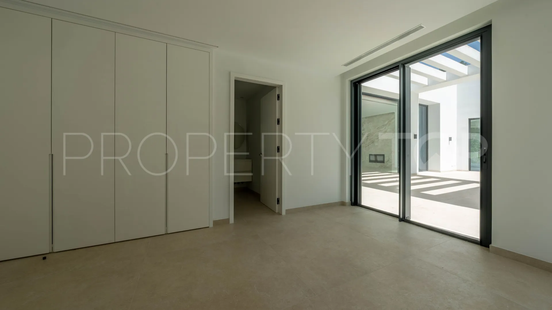Zona F 5 bedrooms villa for sale