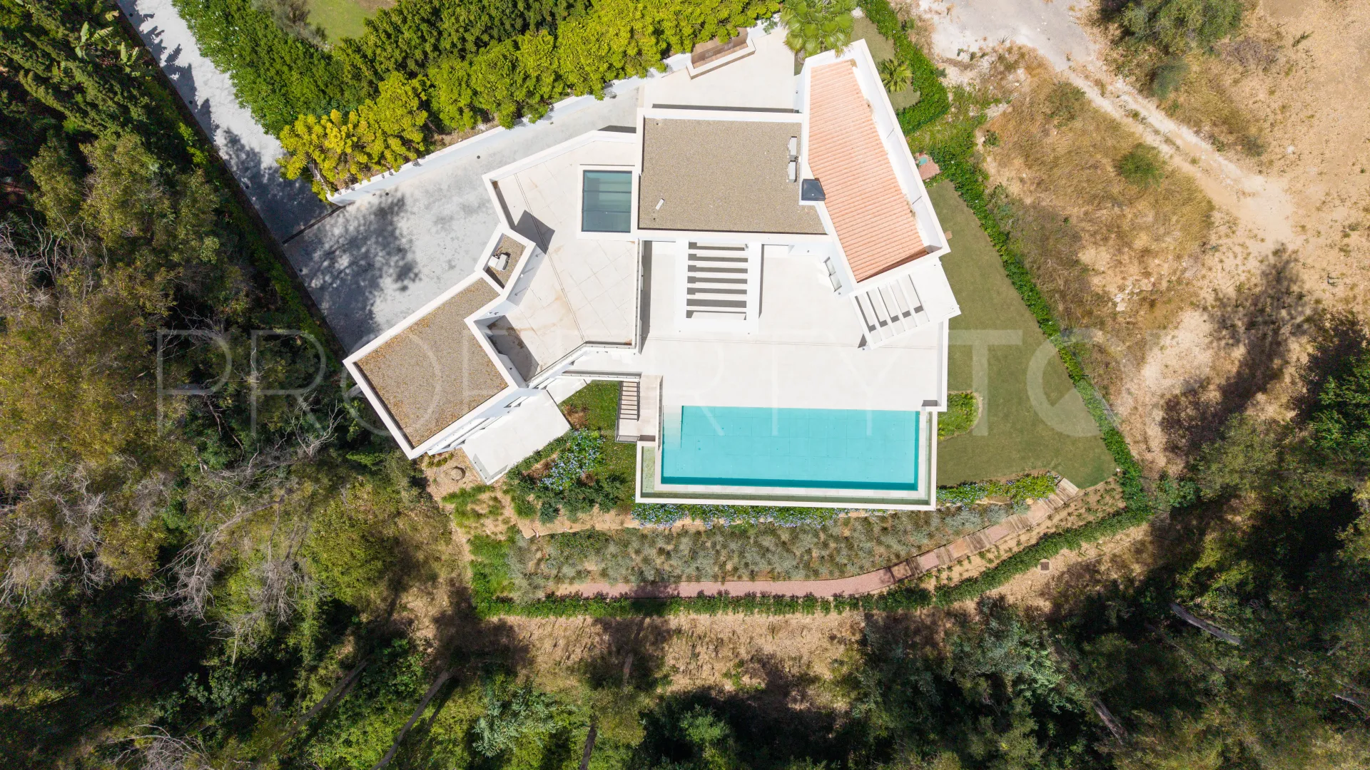 Zona F 5 bedrooms villa for sale