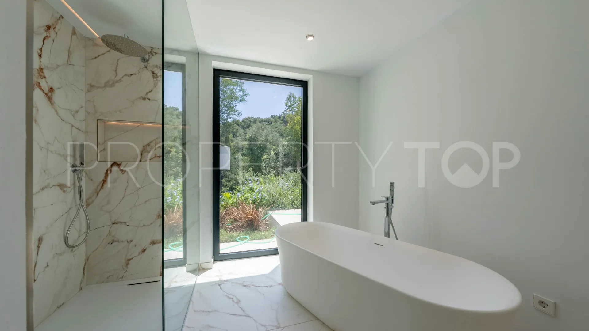 Zona F 5 bedrooms villa for sale