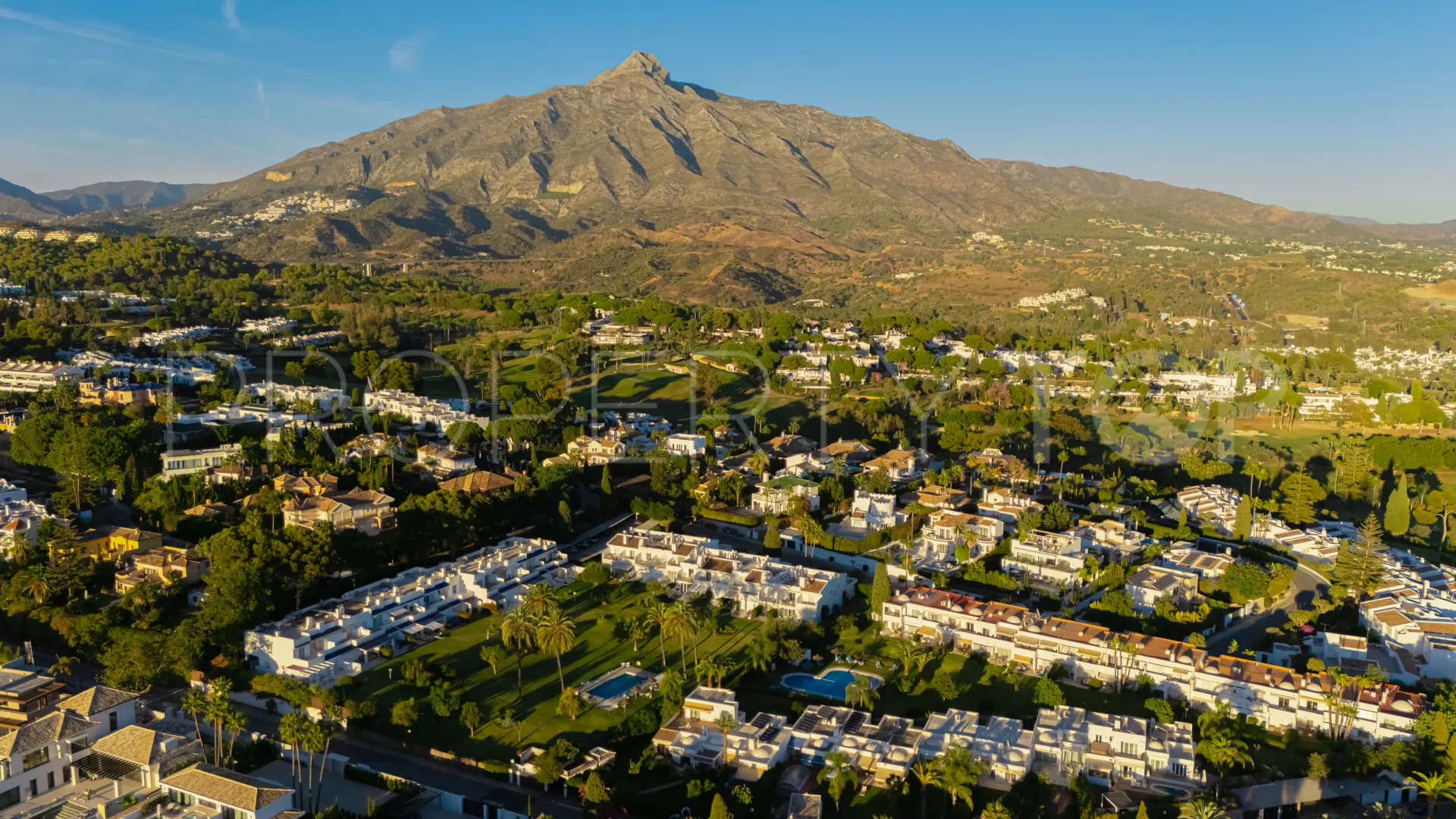 4 bedrooms town house in Nueva Andalucia for sale