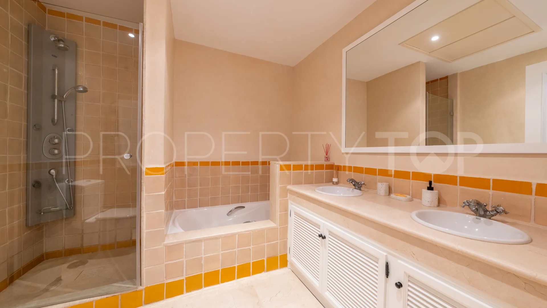 Casa en venta de 6 dormitorios en Los Cortijos de la Reserva