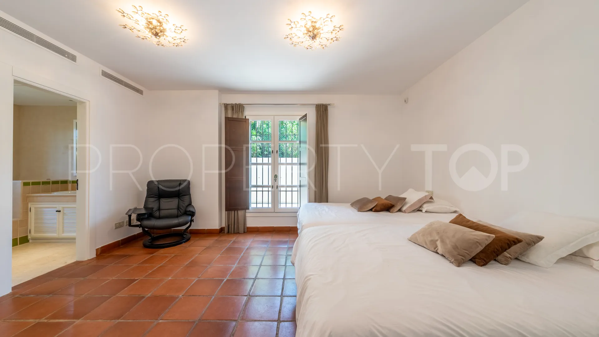 Casa en venta de 6 dormitorios en Los Cortijos de la Reserva