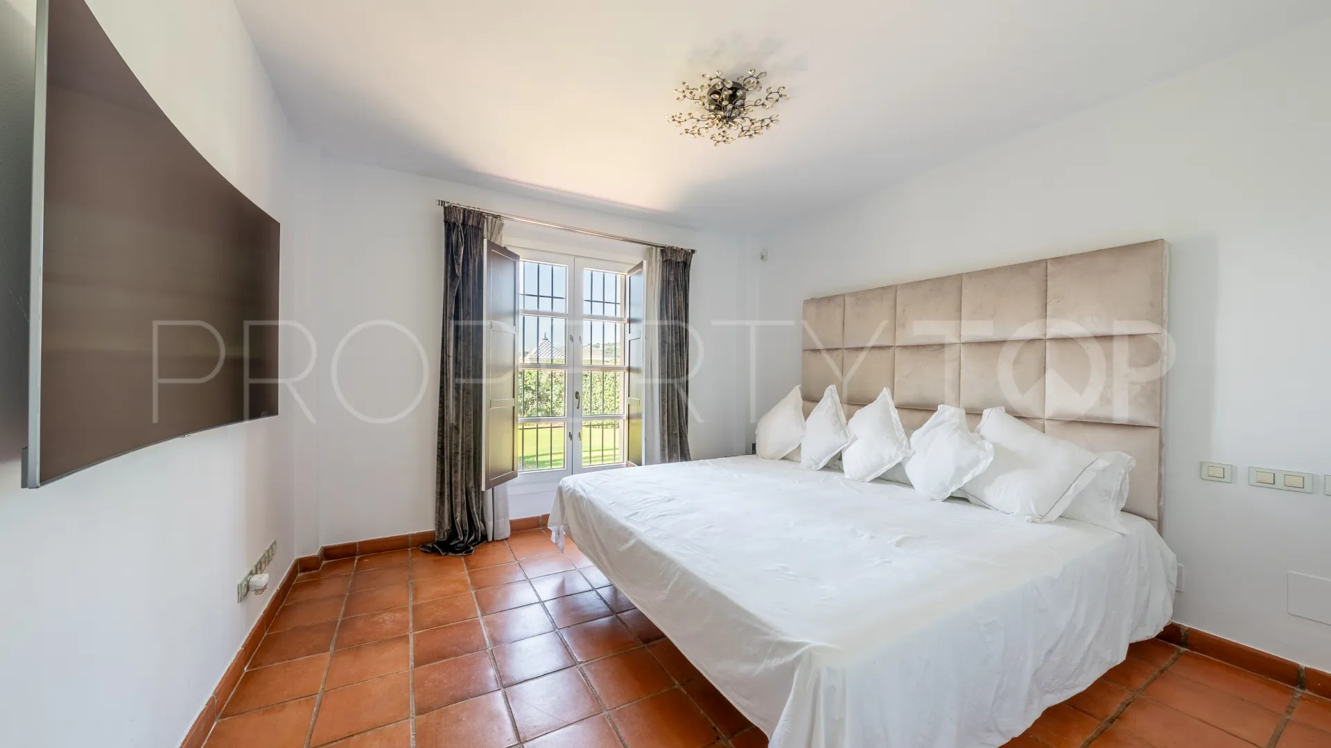 Casa en venta de 6 dormitorios en Los Cortijos de la Reserva