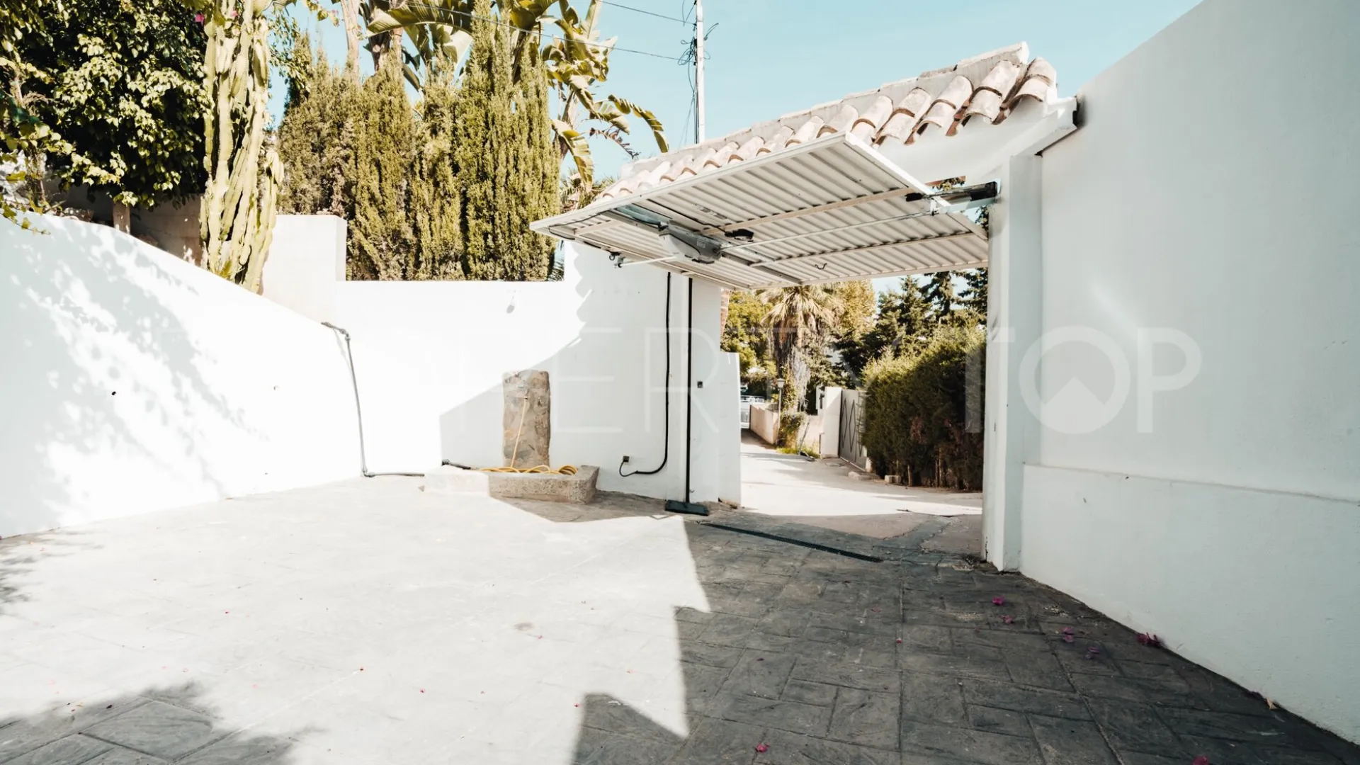 Nueva Andalucia 4 bedrooms villa for sale