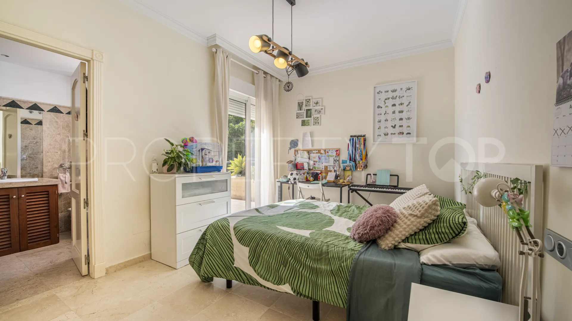 Apartamento de 3 dormitorios a la venta en San Roque Club