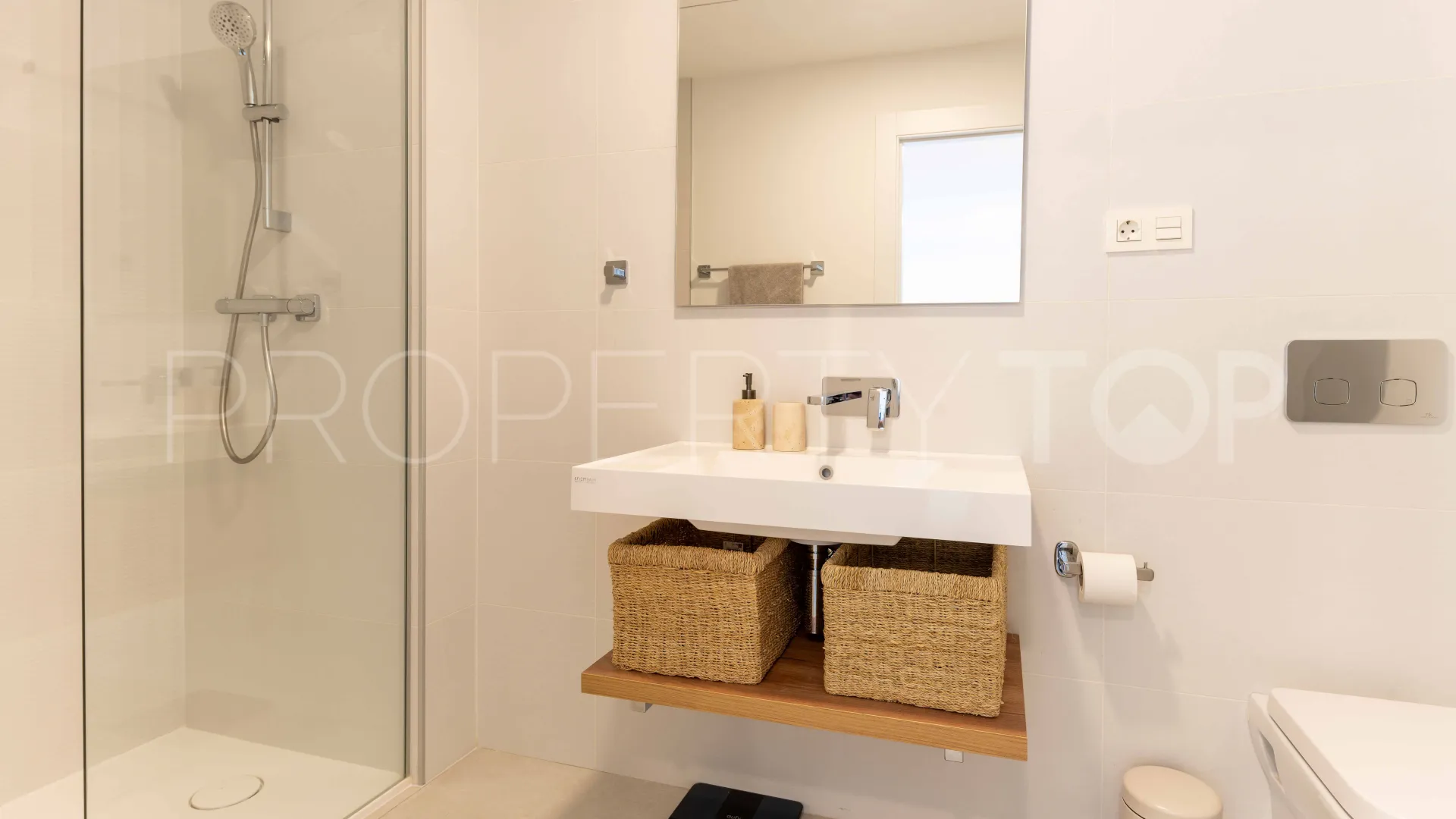 For sale town house in El Chaparral with 4 bedrooms
