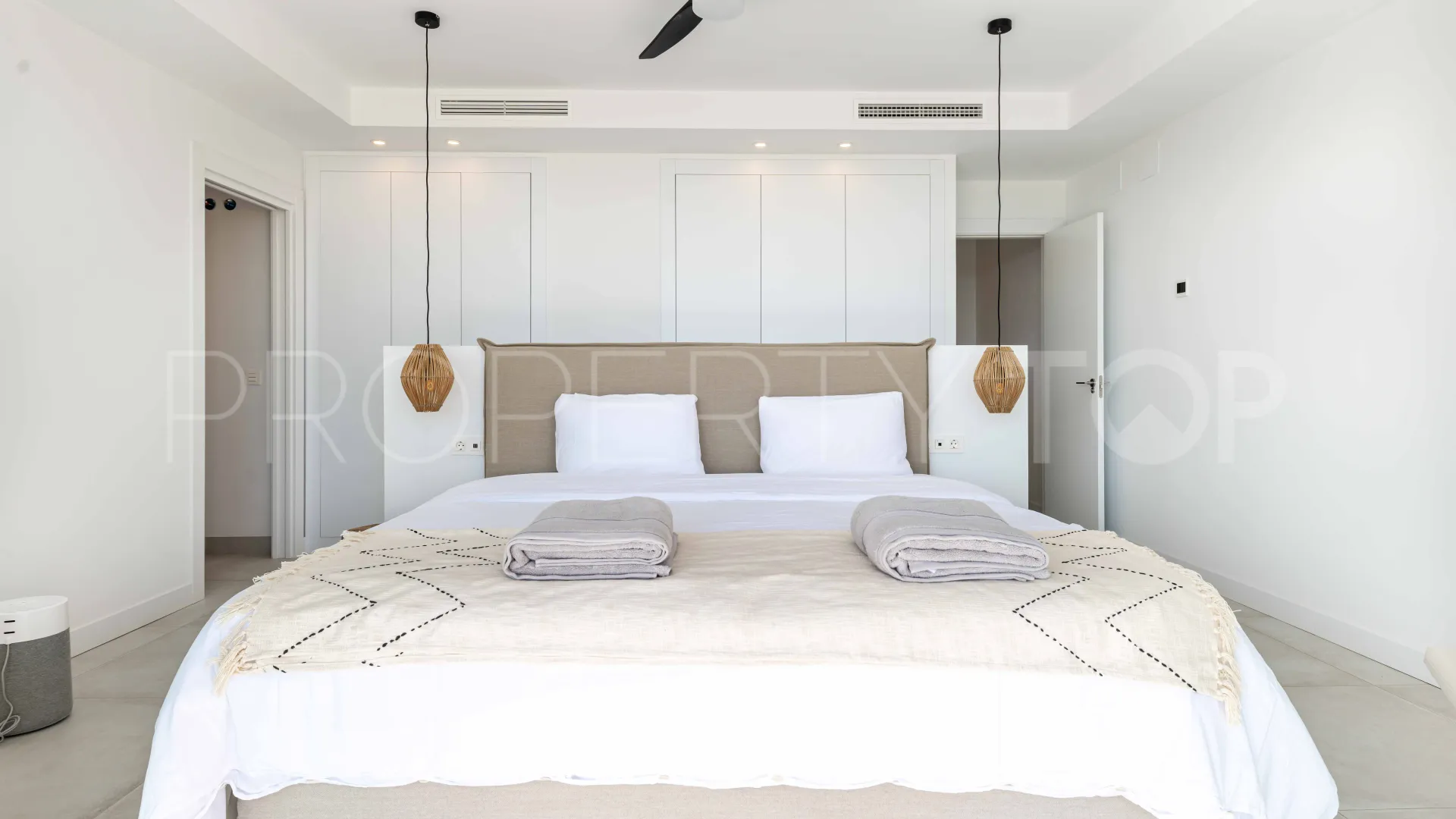 For sale town house in El Chaparral with 4 bedrooms