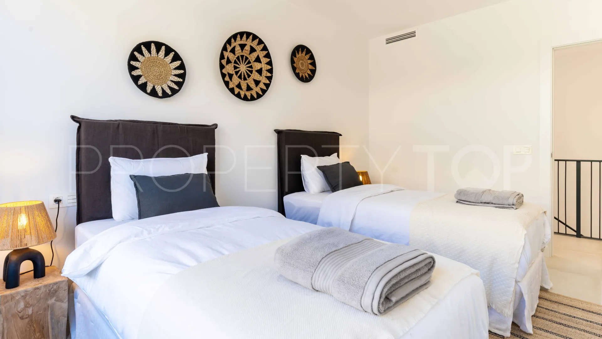 For sale town house in El Chaparral with 4 bedrooms