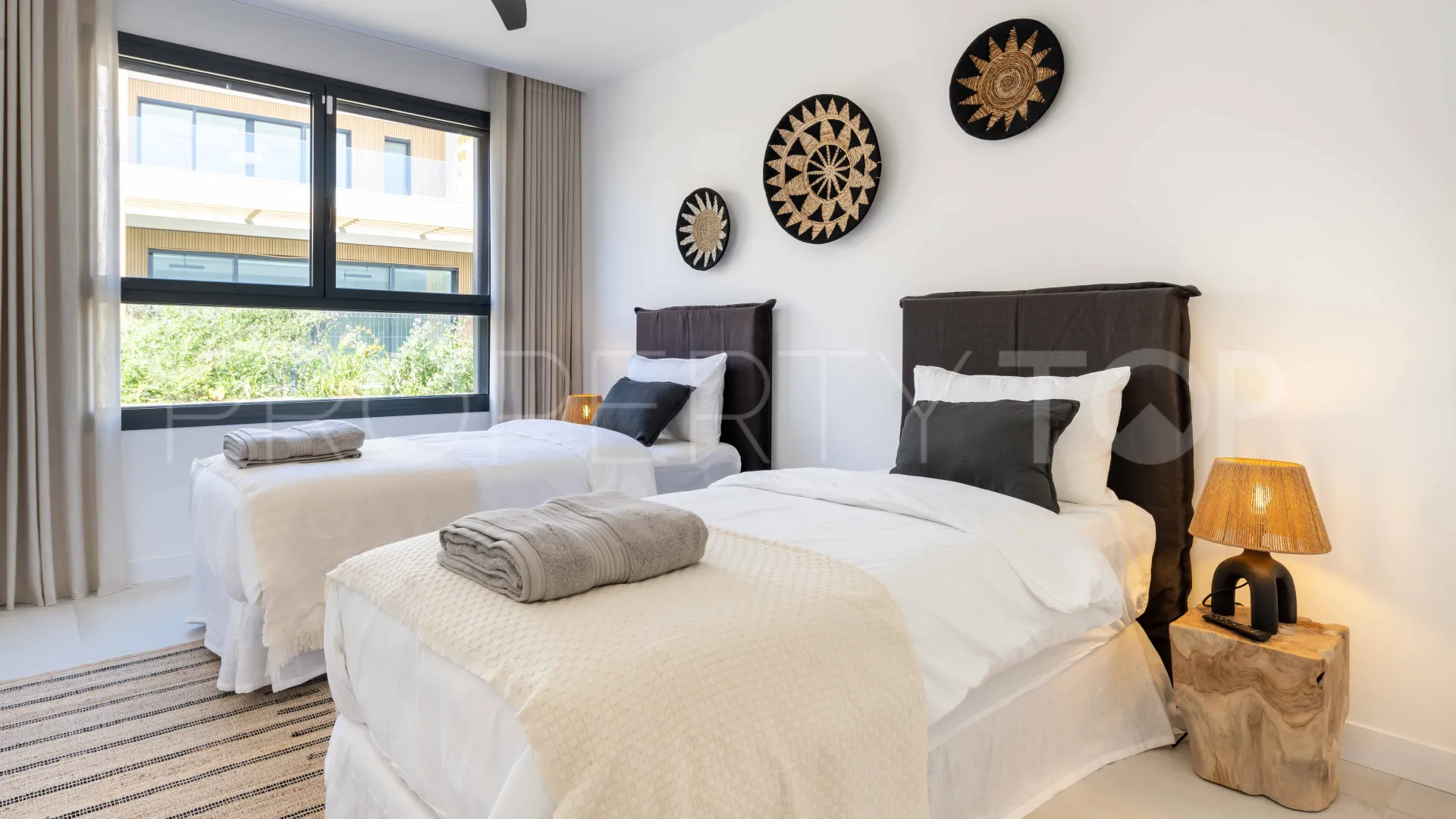 For sale town house in El Chaparral with 4 bedrooms