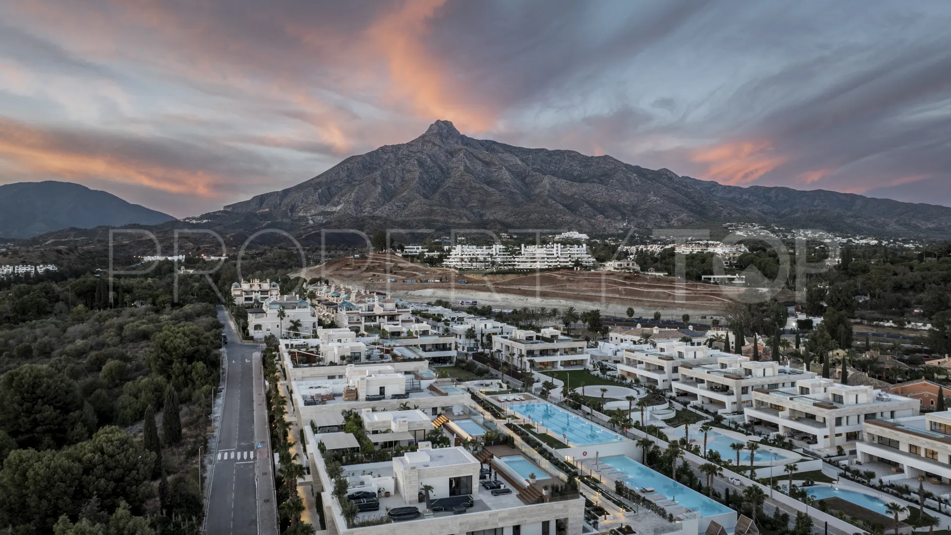 Ground floor duplex with 5 bedrooms for sale in Marbella City