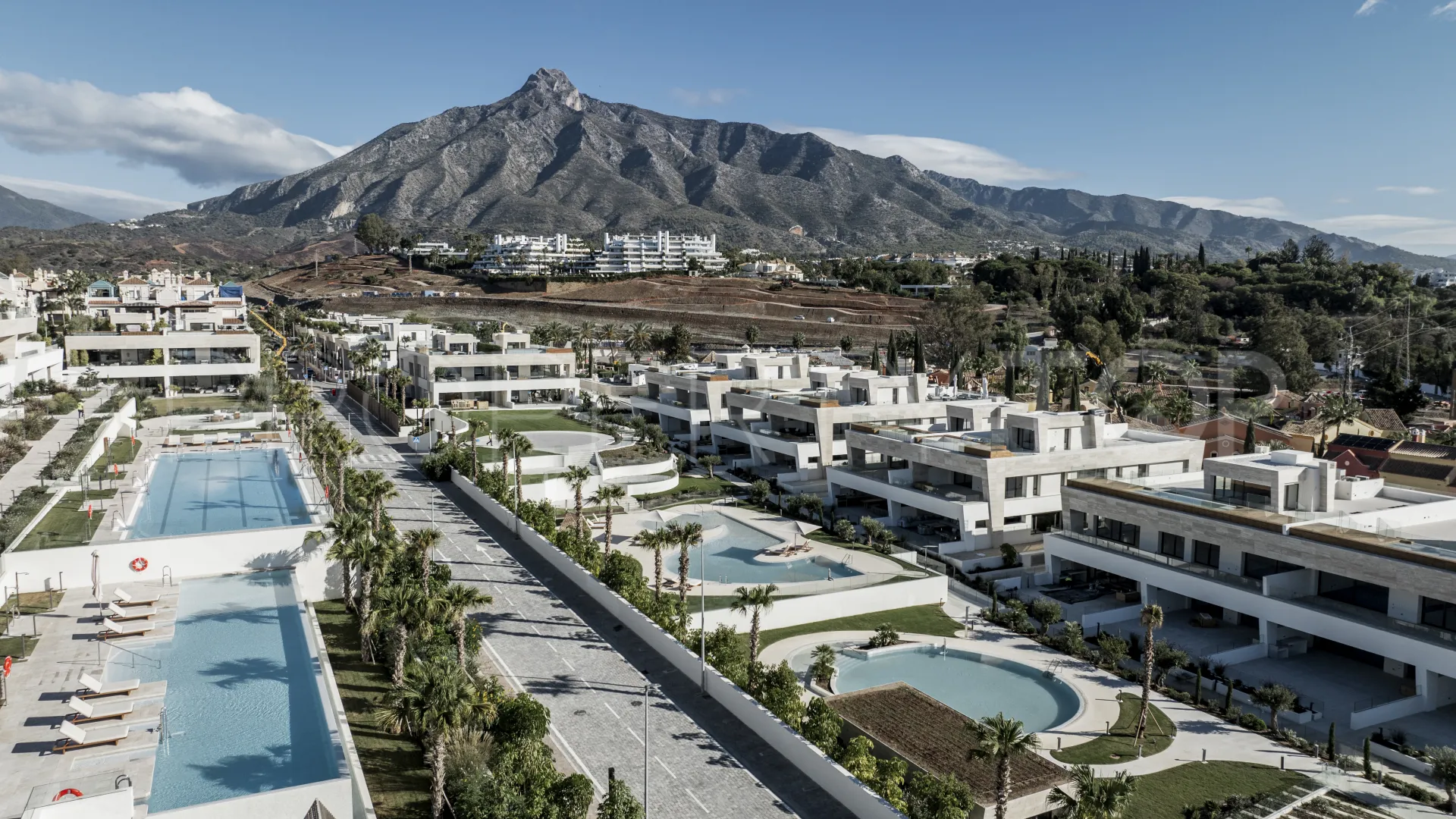 Ground floor duplex with 5 bedrooms for sale in Marbella City