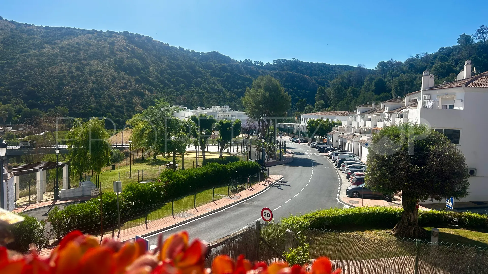 Villa with 4 bedrooms for sale in Benahavis Centro