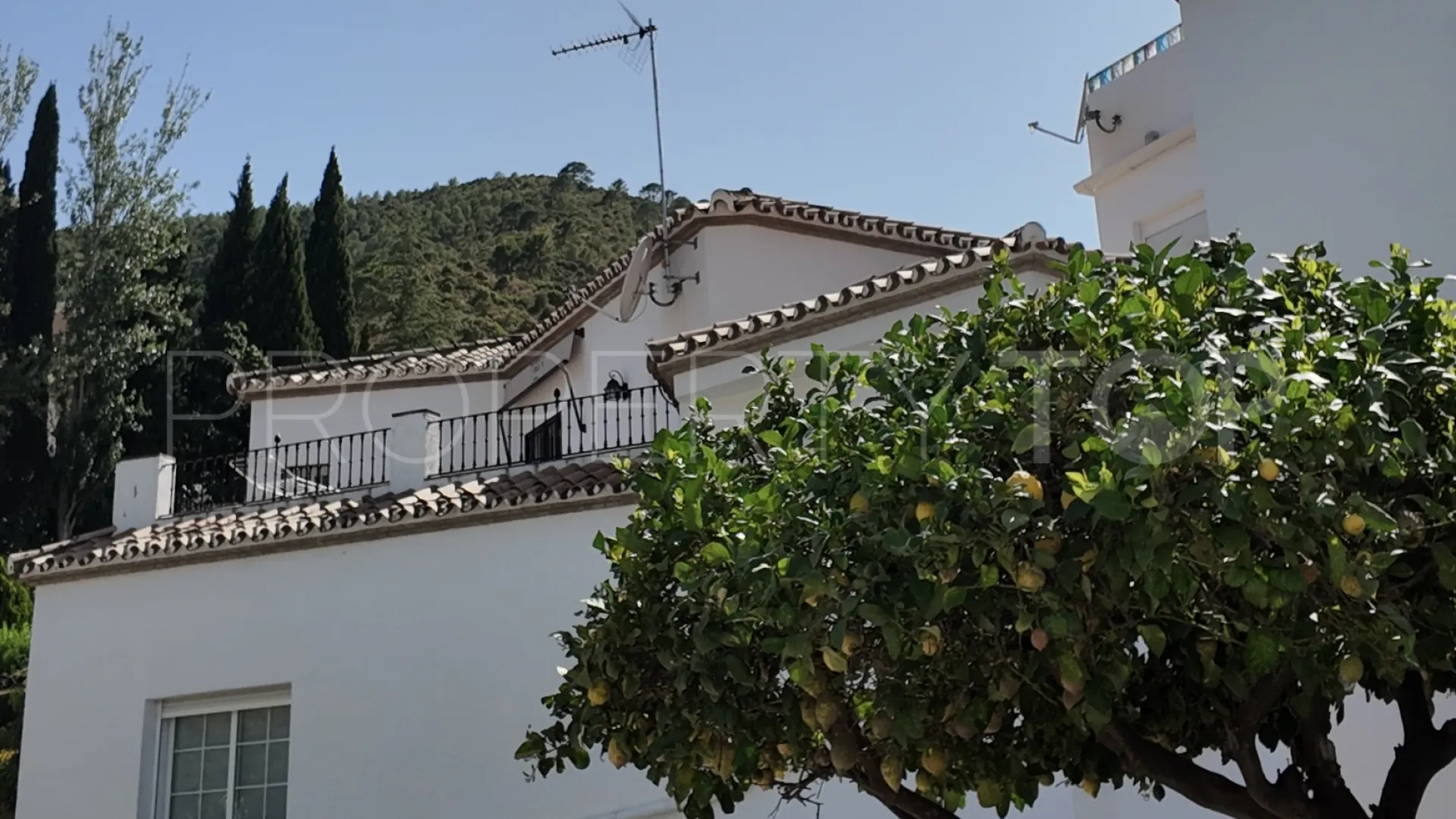 Villa with 4 bedrooms for sale in Benahavis Centro