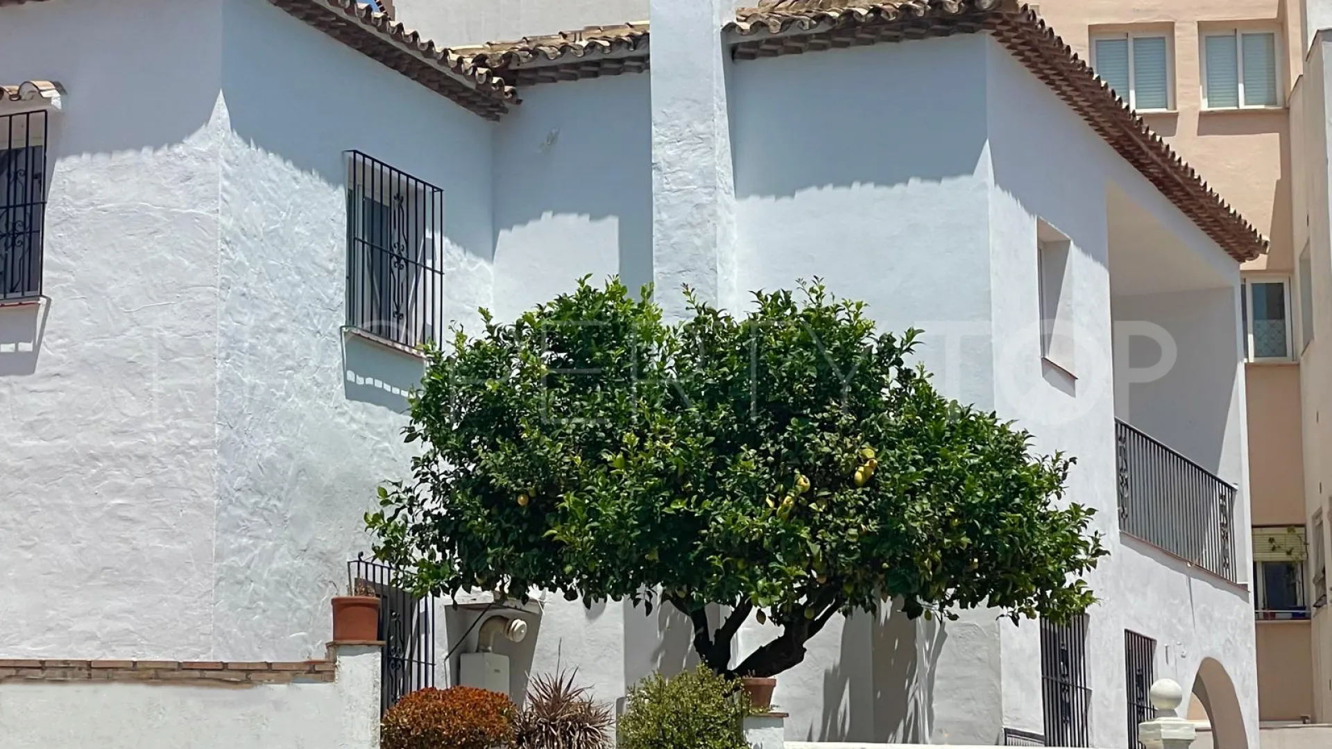 Villa with 4 bedrooms for sale in Benahavis Centro